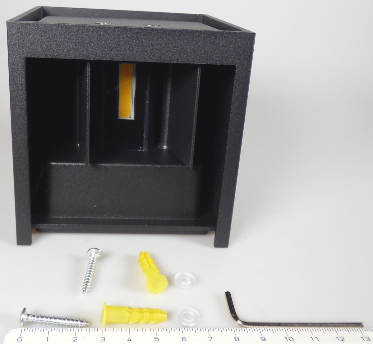 Bei der sog. LED Wandleuchte schwarz aus Metall, EAN: 4251351801709 handelt es sich um eine würfelförmige, etwa 100 mm x 100 mm x 100 mm (H x B x T) große Leuchte zur Wandbefestigung. Sie ist im Inneren mit einem quaderförmigen Metallkörper mit zwei integrierten LED-Leuchtmitteln (nach oben und unten abstrahlend), deren Abstrahlwinkel (max. 120°) durch jeweils zwei bewegliche Metall-Klappen verändert werden können und integrierter elektrischer Ausstattung ausgerüstet. Das Erzeugnis findet als Wandleuchte Verwendung.

Die Ware ist gemeinsam mit Montagematerial und einer Bedienungsanleitung in einem Pappkarton verpackt.

Hinweise auf Handfertigung liegen nicht vor.

Technische Daten auszugsweise:
Betriebsspannung: 220 - 240 V AC, 50/60 Hz
Leistung: 6 W
Schutzart: IP54

Die Ware ist als "elektrischer Beleuchtungskörper, anderweit weder genannt noch inbegriffen, Wandleuchte, nicht von der für öffentliche Plätze und Verkehrswege verwendeten Art, ausschließlich zur Verwendung mit Leuchtdioden-Lichtquellen (LED-Lichtquellen) bestimmt, aus Metall, nicht für zivile Luftfahrzeuge, nicht handgearbeitet" einzureihen.