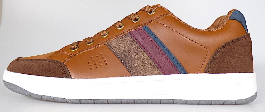Halbschuhe, Erwachsenengröße, Foto siehe Anlage,
- mit Laufsohlen aus Kautschuk/Kunststoff; ohne Hauptsohle aus Holz,
- mit Oberteil (geschlossenes Blatt) aus Leder (den größten Teil der Außenfläche bildend) und
  Kunststoff (Spinnstoff mit einer mit bloßem Auge wahrnehmbaren Außenschicht aus Kunststoff),
- auf das Oberteil sind Verstärkungsteile aus Kunststoff aufgesetzt,
- mit Schnürsenkelverschluss
- seitlich mit Ziernaht und kleinen, runden Aussparungen versehen,
- ohne Metallschutz in der Vorderkappe,
- nicht den Knöchel bedeckend,
- mit einer Länge der Innensohle von ca. 27,3 cm,
- als Männerschuhe erkennbar.

"Schuhe mit Laufsohlen aus Kautschuk/Kunststoff und Oberteil aus Leder, andere als in den
 Unterpositionen 6403 1200 bis 6403 9950 genannte, mit einer Länge der Innensohle von mehr
 als 24 cm, für Männer, andere als in der Unterposition 6403 9996 10 genannte"