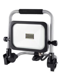 Bei der sog. LED Arbeitsleuchte BRIGHT 20 W (Art. 2707212050) handelt sich um einen ca. 185 x 135 x 30 mm (B x H x T) großen elektrischen Beleuchtungskörper, im Wesentlichen bestehend aus einem Metallgestell mit klappbarem Standfuß und Tragegriff, rechteckigem Lampengehäuse aus Metall mit Reflektor, integrierter weiß leuchtender LED-Lichtquelle (drei Helligkeitsstufen) und einer farblosen Glasabdeckung.
Das Erzeugnis ist mit einer ca. 180 cm langen Zuleitung mit Netzstecker ausgestattet.

Techn. Daten (auszugsweise):
- Lichtstrom: 1800 lm
- Abstrahlwinkel: 110°
- Farbtemperatur: 6500 K
- Leistung: 20 W
- Schutzart: IP 54

Die Leuchte dient vielfältigen Beleuchtungszwecken im Innen- und Außenbereich und ist zum Aufstellen u.a. auf den Boden konzipiert.

Hinweise auf Handfertigung liegen nicht vor.

Das Erzeugnis ist als "elektrischer Beleuchtungskörper, anderweit weder genannt noch inbegriffen, nicht von den Unterpositionen (HS) 9405 11 bis 9405 41 erfasst, ausschließlich zur Verwendung mit LED-Lichtquellen bestimmt, kein Scheinwerfer, aus Metall und Glas, nicht handgearbeitet" einzureihen.