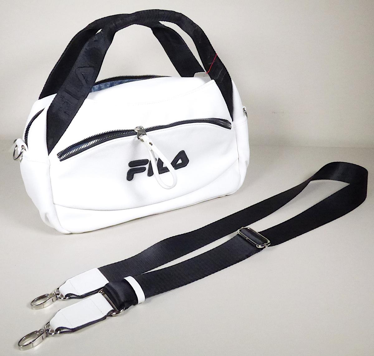 Ähnliches Behältnis, sog. Fila New Umhängetasche B269/1594, Foto siehe Anlage,
- mit einer Außenseite aus Kunststofffolien (geprägt),
- mit zwei Handtragegriffen und einem abnehmbaren, längenverstellbaren Schultertragegurt,
- mit einem Vorfach mit Reißverschluss,
- an der Vorder- und Rückseite jeweils mit einem Einsteckfach mit Magnetknopfverschluss,
- an den Schmalseiten jeweils mit einem offenen Einsteckfach,
- das Hauptfach ist mit einem entlang des oberen Randes bis zu den Seiten verlaufenden
  Reißverschluss versehen,
- - gefüttert; innen mit zwei aufgesetzten, offenen Einsteckfächern und einem eingesetzten
    Reißverschlussfach ausgestattet,
- mit den Abmessungen: ca. 37 cm (Breite) x 20 cm (Höhe) x 14 cm (Tiefe),
- keine Einreihung als Handtasche aufgrund der Größe.

"Ähnliches Behältnis, anderes als in den Unterpositionen 4202 1110 bis 4202 3900 genannte,
 mit Außenseite aus Kunststofffolien, anderes als in den Unterpositionen 4202 9211 bis 4202 9215
 genannte"