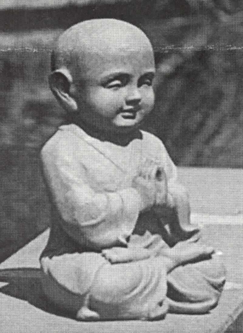 Angaben:
Buddha sitzend, NAN 7162373. Material (light cement): 66 % Zement und Sand, 12 % Stein, 12 % Steinpulver, 10 % Resin. Farbe: natürlicher Zement.

Befund:
Ware aus Zement, Beton oder Kunststein, auch bewehrt