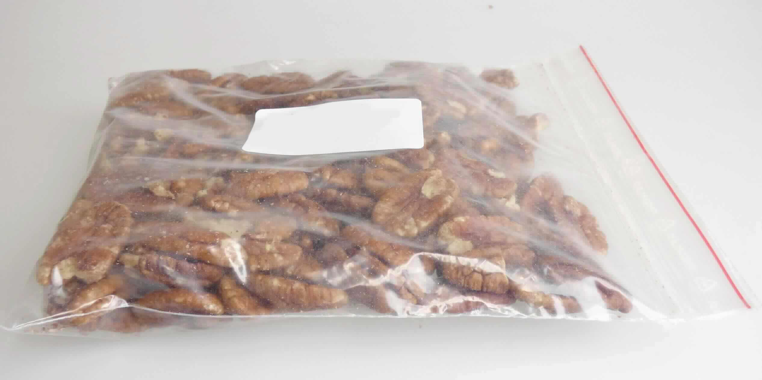 Pekannüsse, getrocknet

Beschaffenheit des vorgelegten, nicht original verpackten Warenmusters:
Vorherrschend intakte Hälften von Pekannusskernen, mit fest anhaftendem Samenhäutchen, ohne Schale; Geschmack aromatisch, nussig, getrockneten Pekannüssen entsprechend, nicht geröstet.

Es ergeben sich keine Hinweise auf eine über Kapitel 8 der KN hinausgehende Behandlung.

Pekan-(Hickory-)Nüsse, getrocknet, ohne Schalen.