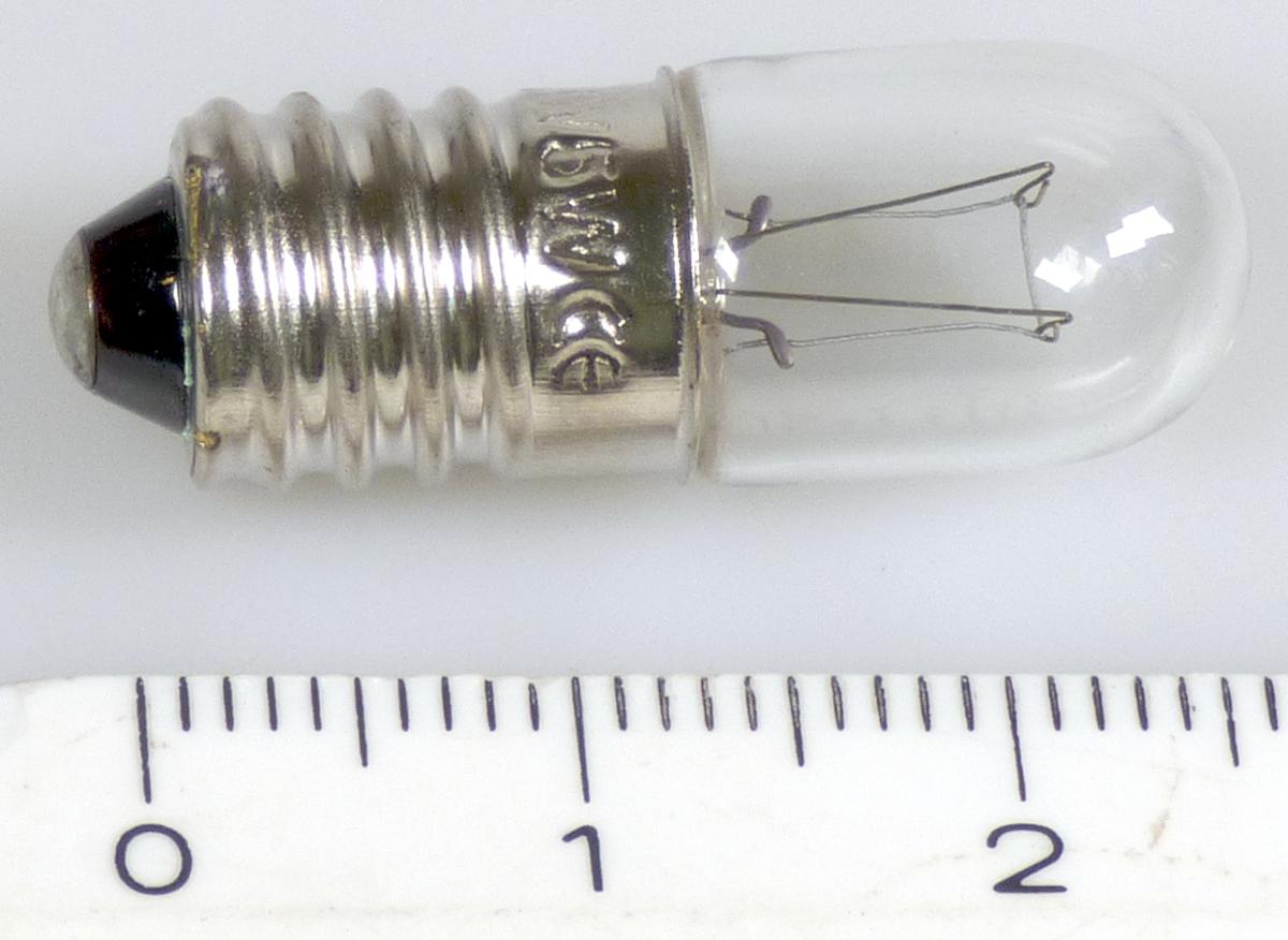 Glühbirne Röhrenlampe T10x28mm 5W E10 60V Kappenbirne VE50,
EAN: 4251351804526 (Abbildung siehe Anlage),
- Glühlampe, mit Glühfaden, einem röhrenförmigen, durchsichtigen Glaskolben
  und E-10-Schraubsockel, warmweißes Licht aussendend,
- mit einer Leistung von 5 Watt und für eine Spannung von 60 Volt,
- zur Verwendung als Leuchtmittel z.B. im Hotel- und Gastronomiebereich,
  zur Wohnraum- sowie Dekobeleuchtung.

"Elektrische Glühlampe, keine Wolfram-Halogen-Glühlampe, mit einer Leistung
von weniger als 200 Watt und für eine Spannung von weniger als 100 V, nicht
von der für Krafträder und andere Kraftfahrzeuge verwendeten Art, nicht für die
elektrische Beleuchtung für bestimmte Luftfahrzeuge; Kappenbirne“