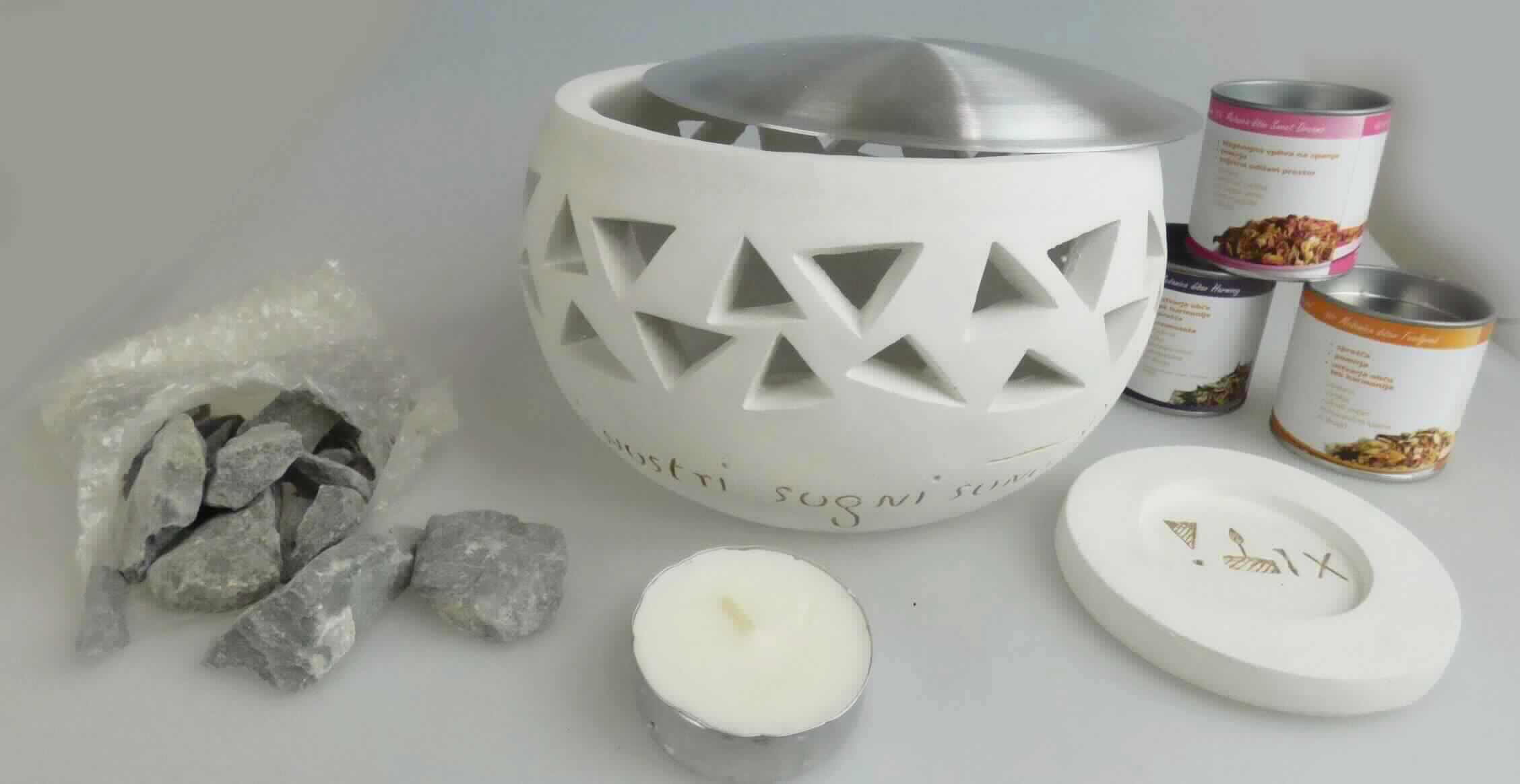 Warenzusammenstellung, bestehend aus einer Duftlampe, Steinen und einer Duftmischung,
sog. Vitalofen,
- zur Befriedigung eines speziellen Bedarfs zusammengestellt (Parfümieren von Räumen),
- in Aufmachung für den Einzelverkauf (gemeinsam verpackt), bestehend aus
- einem Ziergegenstand aus Gips (Duftlampe),
- - in Form einer oben und unten offenen, bauchigen Schale,
- - - mit einer Vielzahl von dreieckigen Aussparungen versehen,
- - - mit einem lose in der unteren Öffnung eingesetzten, runden Napf mit einer
leichten Vertiefung für eine Kerze,
- - - verziert mit einem Schriftzug,
- - - aus Gips (laut Antrag),
- - mit einem runden, an den Seiten leicht abgerundeten Einsatz aus unedlem Metall (laut Antrag Aluminium),
- - - lose in der oberen Öffnung eingelegt,
- - - dient der Aufnahme der Steine und der Duftmischung,
- - mit einem Durchmesser von ca. 17 cm,
- mehreren Steinen (sog. Saunasteine),
- - unregelmäßig geformt; in verschiedenen Größen,
- drei Duftmischungen (Zubereitung zum Parfümieren von Räumen),
- - aus verschiedenen, aromatisch riechenden, natürlichen Pflanzenteilen,
- - jeweils in einer kleinen Dose verpackt,
- der Ziergegenstand (Duftlampe) aus Gips bestimmt insbesondere nach dem Umfang und
im Hinblick auf die Verwendung den wesentlichen Charakter der Warenzusammenstellung.

Befund:
Waren aus Gips
