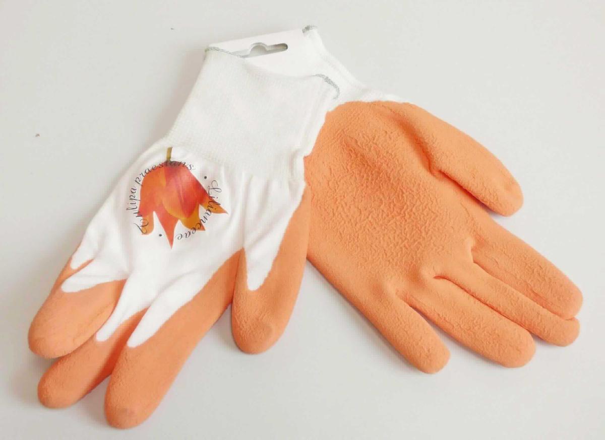 Fingerhandschuhe, sog. Gartenhandschuhe, in Erwachsenengröße, Foto siehe Anlage,
- paarweise an einem Pappaufhänger befestigt,
- als Fünffingerhandschuhe gearbeitet,
- aus einfarbigen Gewirken aus synthetischen Chemiefasern (laut Antrag: Nylon),
- abgepasst gewirkt,
- nachträglich mit Ausnahme des größten Teils der Stulpe, des Handrückens und Teilen der Fingerrückseiten
  einseitig (Außenseite) im Tauchverfahren mit Zellkautschuk (laut Antrag: Latex) überzogen,
- auf dem Handrücken bedruckt; das Gewirke dient damit nicht nur der Verstärkung (somit keine Ware des 
  Kapitels 40),
- mit einer elastischen Stulpe,
- am unteren Rand abgepasst buntgewirkt.

"Fingerhandschuhe, aus Gewirken, mit Kautschuk überzogen"