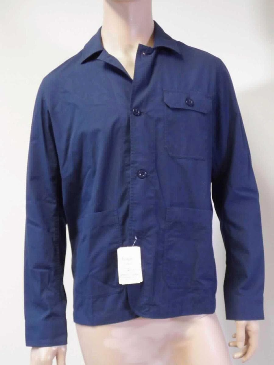 Jacke, sog. Jacke für Männer, Größe M, Modellnr. 31000, Foto siehe Anlage,
- aus ca. 0,3 mm dicken, einfarbigen Geweben aus laut Antrag 65 % Polyester (synthetische Chemie-
  fasern) und 35 % Baumwolle, 
- über die Taille reichend (Rückenlänge: ca. 71 cm),
- mit einem Umlegekragen,
- vorn mit einer durchgehenden Öffnung mit Knopfverschluss von links über rechts (Männerkleidung),
- mit langen Ärmeln, an den Ärmelenden mittels Knopfverschluss zu verengen,
- vorn mit einer aufgesetzten Brusttasche mit Patte und Knopfverschluss sowie mit zwei aufgesetzten, offenen
  Taschen unterhalb der Taille,
- am unteren Rand durch Umschlagen und Festnähen gesäumt,
- keine Arbeits- und Berufskleidung.

"Jacke, aus Geweben, für Männer, aus synthetischen Chemiefasern, keine Arbeits- und Berufskleidung"