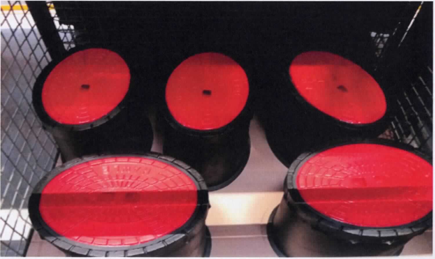 Hydrantenkappe aus Gusseisen

Bei der Ware handelt es sich um ein aus verschiedenen Bestandteilen zusammengesetztes Erzeugnis. Dieses besteht aus einer schwarzen Kappe aus Gusseisen (GJL-250), einem schwarzen Ziehring aus Gusseisen (GJL-250), einem roten, ovalen Deckel aus Gusseisen (GJS-400), der mit einem Sicherungsstift aus nicht rostendem Stahl versehen ist und einem Gummiring. Der Werkstoff GJL-250 (Gusseisen mit lamellarem Grafit) überwiegt gewichtsmäßig gegenüber dem nicht rostenden Stahl und dem Gusseisen mit Kugelgrafit.

Die Ware ist als "andere Ware aus nicht verformbarem Gusseisen mit lamellarem Grafit (Grauguss), verwendet zur Abdeckung von unterirdischen Systemen und/oder als Öffnung für unterirdische Systeme" in den TARIC-Code 7325 1000 31 einzureihen.