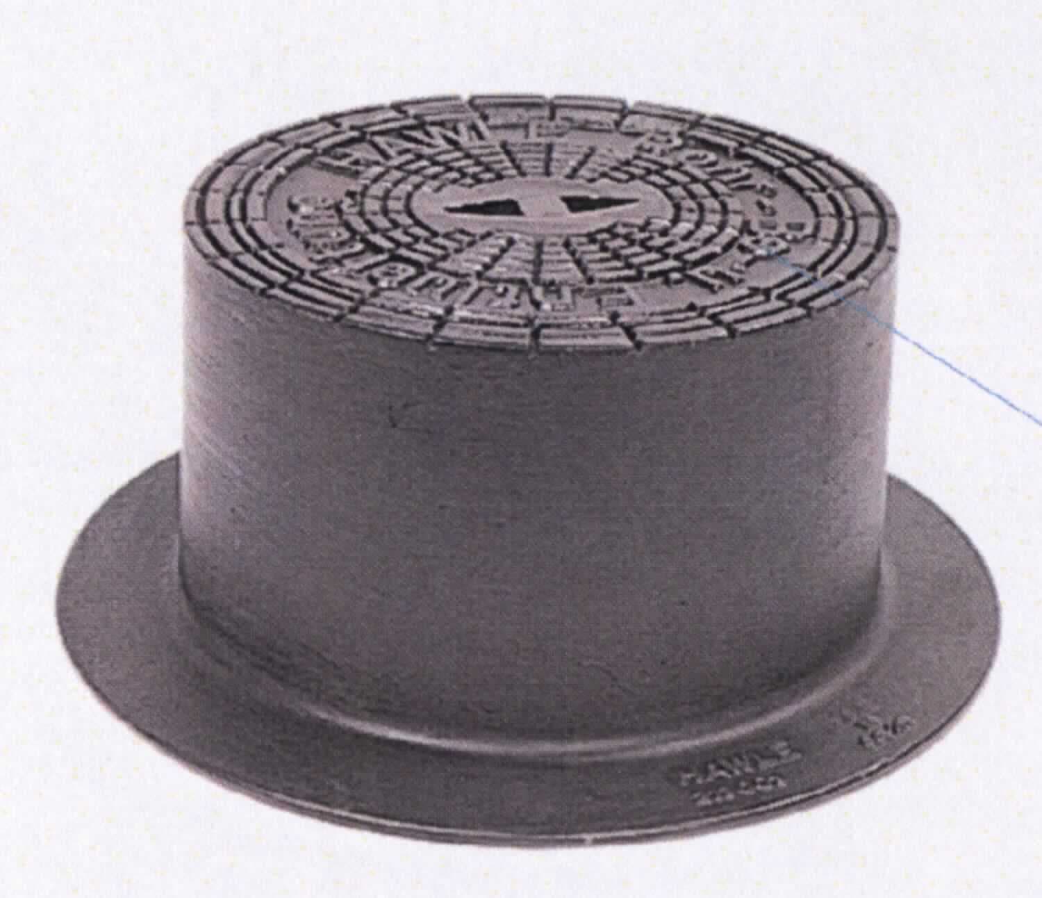 Straßenkappendeckel aus Gusseisen

Bei der Ware handelt es sich um ein aus verschiedenen Bestandteilen zusammengesetztes Erzeugnis. Dieses besteht aus einem grundierten und schwarz lackierten Deckel aus Gusseisen, der mit einem Haltestift aus nicht rostendem Stahl versehen ist und aus einem Dämpfungsgummi. Der Werkstoff GJL-250 (Gusseisen mit lamellarem Grafit) überwiegt gewichtsmäßig gegenüber dem nicht rostenden Stahl. Der Straßenkappendeckel wird als ein Teil einer Straßenkappe für Be- und Entlüftungsgarnituren und für Unterflurhydranten verwendet.

Die Ware ist als "andere Ware aus nicht verformbarem Gusseisen mit lamellarem Grafit (Grauguss), verwendet zur Abdeckung von unterirdischen Systemen und/oder als Öffnung für unterirdische Systeme" in den TARIC-Code 7325 1000 31 einzureihen.