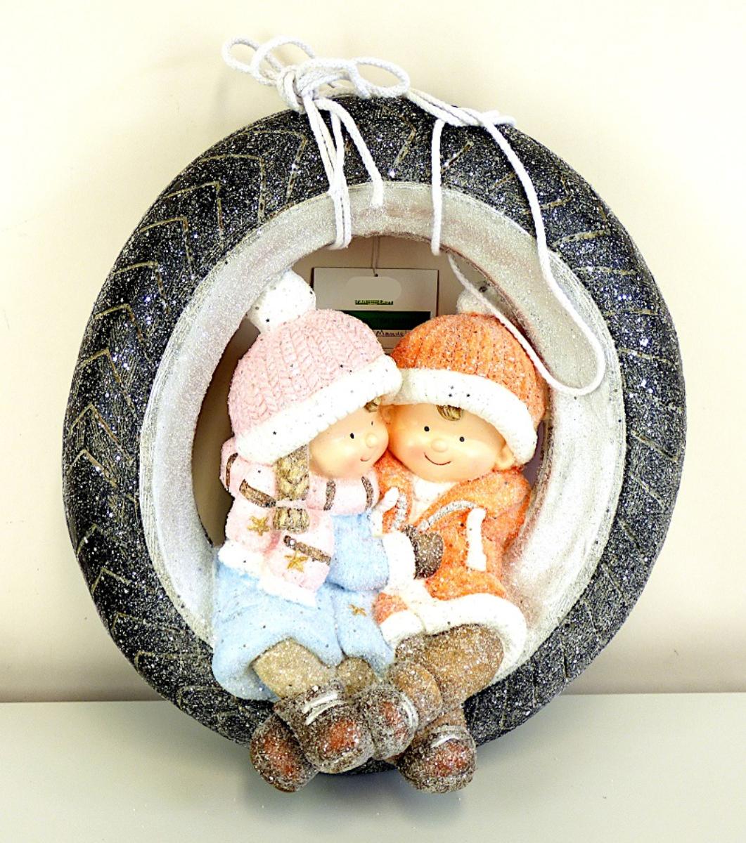 Angaben:
Kinder in einem Reifen hängend; Material: 90 % Clay, 10 % Polyfiber; Größe: 40 x 21 x 45 cm.

Warenbeschaffenheit:
Zierfigur in Form eines Mädchens und eines Jungen in Winterbekleidung, in einem Reifen sitzend, mit einer Schnur zum Aufhängen. Augenscheinlich besteht der Artikel aus mit Fasern vermischtem Zement.

Befund:
Waren aus Asbestzement, Cellulosezement oder dergleichen, keinen Asbest enthaltend.

Zusammengesetzte Ware aus einem Ziergegenstand aus Magnesiazement und einer Schnur, bei der im Sinne der AV 3 b) der Ziergegenstand aus Magnesiazement im Hinblick auf den Umfang und die Bedeutung für die Verwendung als charakterbestimmend angesehen wird.