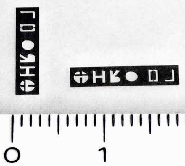 Es handelt sich um etwa 12 mm lange und 3 mm breite, flache Erzeugnisse aus Wolfram, mit Ausstanzungen in Form von Buchstaben, Ziffern und weiteren spezifischen Zeichen. Die Erzeugnisse werden in Imlantate eingebaut und dienen als Erkennungsschilder zur Firmen- und Typenidentifikation durch Röntgenstrahlung.
-Antragstellerangaben-

Abbildung siehe Anlage.

Derartige Erzeugnisse gehören als "Hinweisschilder, Namensschilder und ähnliche Schilder, aus unedlen Metallen" zur Codenummer 8310 00 00 00 0 des Elektronischen Zolltarifs.