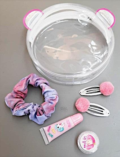 Erzeugnis zum Schminken der Lippen; Beauty-Set

Bei der Ware handelt es nach den vorliegenden Angaben um ein sog. Beauty-Set für Kinder, bestehend aus einem Lipgloss, einem Lippenbalsam, einem Haargummi sowie zwei Haarspangen. Die Bestandteile sind zusammen in einer einfachen, durchsichtigen Tasche mit Reißverschluss für den Einzelverkauf aufgemacht. Die Tasche ist als übliche Verpackung anzusehen.
Es handelt sich um eine Warenzusammenstellung, da die Bestandteile der Befriedigung eines gemeinsamen Bedarfs oder der Ausübung einer bestimmten Tätigkeit dienen (Schminken und Haare gestalten). Als charakterbestimmend werden die Schminkmittel für die Lippen angesehen (Verwendung und Anzahl).

Die Ware ist als Erzeugnis zum Schminken, Schminkmittel (Make-Up) für die Lippen in die Unterposition 3304 1000 00 0 der Kombinierten Nomenklatur einzureihen.