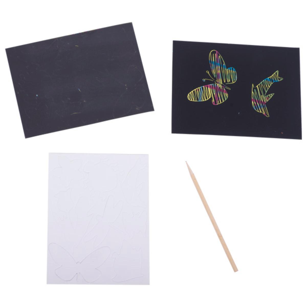 Es handelt sich um ein Set, bestehend aus:

1. Zwei rechteckige Zuschnitte aus ungebleichtem Kartonpapier (Format etwa 11,0 x 15,1 cm), die jeweils einseitig bunt bedruckt sowie mit einer Lage Kunststofffolie überzogen sind, die augenscheinlich jeweils weniger als die Hälfte der Gesamtdicke des Erzeugnisses ausmacht und mit einer schwarzen Deckschicht überzogen ist, die mit der unter 3. beschriebenen Ware abgekratzt werden soll.

2. Ein rechteckiger Zuschnitt aus Kartonpapier (Format etwa 11,5 x 15,2 cm), der jeweils in den Umrisslinien verschiedener Motive (z. B. Tiere, Schriftzug) vorgestanzt sind. Nach dem Herausdrücken der Stanzlinge soll der Bogen auf die unter 1. beschriebenen Waren gelegt und somit als Kratzschablone verwendet werden.

3. Ein etwa 14,0 cm langer an einem Ende spitz zulaufender Stift aus Bambus.

Die Waren befinden sich gemeinsam in einem Beutel aus Kunststofffolie und sind in einem Umschlag mit Eurolochung aus bedruckter Pappe für den Einzelverkauf aufgemacht. 24 dieser Verkaufseinheiten sind gemeinsam in einem etikettierten Verkaufsdisplay aus bedruckter, mit dünner Kunststofffolie überzogener Wellpappe (B x H x T: 14,3 x 21,8 x 11,3 cm) verpackt, das sich als Teil der Transportverpackung darstellt und nach dem Abverkauf aller Verkaufseinheiten nicht noch einmal bestückt wird.

Abbildung siehe Anlage.

Derartige Waren gehören als "mit Kunststoff überzogene Papiere, nicht mit einer Klebeschicht versehen, nicht gebleicht, in rechteckigen Bogen, jeder Größe, keine Waren von der in der Position 4803, 4809 oder 4810 beschriebenen Art, andere als schwergewichtige Thermopapiere" zur Codenummer 4811 59 00 90 0 des Zolltarifs, da es sich zolltarifrechtlich um eine Warenzusammenstellung in Aufmachung für den Einzelverkauf handelt, deren wesentlicher Charakter nach dem Umfang und der Bedeutung für die Verwendung durch die unter 1. beschriebenen Waren bestimmt wird.