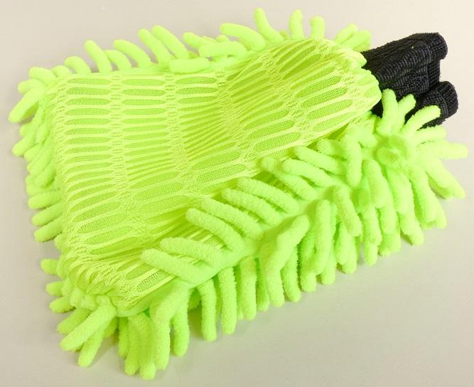Reinigungshandschuh, sog. Mikrofaser Handschuh, Art. ST-971, Foto siehe Anlage
- mit einem bedruckten Papiereinleger in einem Polybeutel verpackt,
- annährend trapezförmig, flachliegend in den max. Abmessungen (L x B, ohne Chenillegarne) von
  ca. 20 cm x 15,5 cm,
- auf der einen Seite aus einem getufteten Spinnstofferzeugnis der Position 5802 (Gewebe mit
  eingearbeiteten Chenillegarnen), auf der anderen Seite aus einem Abstandsgewirke der Position 6005,
  beide Flächenerzeugnisse aus laut Antrag synthetischen Chemiefasern,
- an beiden Längsseiten und einer Schmalseite zusammengenäht, an der anderen Schmalseite offen und
  mit einem ca. 4 cm breiten, elastischen Bündchen versehen,
- durch Zusammennähen konfektioniert,
- ohne Hinweise auf Handarbeit,
- die Ware wird über die Hand gezogen und in Art eines Handschuhs zum Reinigen verwendet,
- aufgrund der Verarbeitung als Reinigungshandschuh ohne Daumen kein Handschuh der Position 6216,
- innerhalb der Position 6307 verleiht keines der beiden Flächenerzeugnisse dem Reinigungshandschuh
  seinen wesentlichen Charakter; er ist damit der von den gleichermaßen in Betracht kommenden Unter-
  positionen (6307 1010 / 6307 1090) in der Nomenklatur zuletzt genannten zuzuweisen.

"Andere konfektionierte Ware (Reinigungstuch), aus Spinnstoffen, andere als in den Unterpositionen
 6307 1010 und 6307 1030 genannte, nicht handgearbeitet"