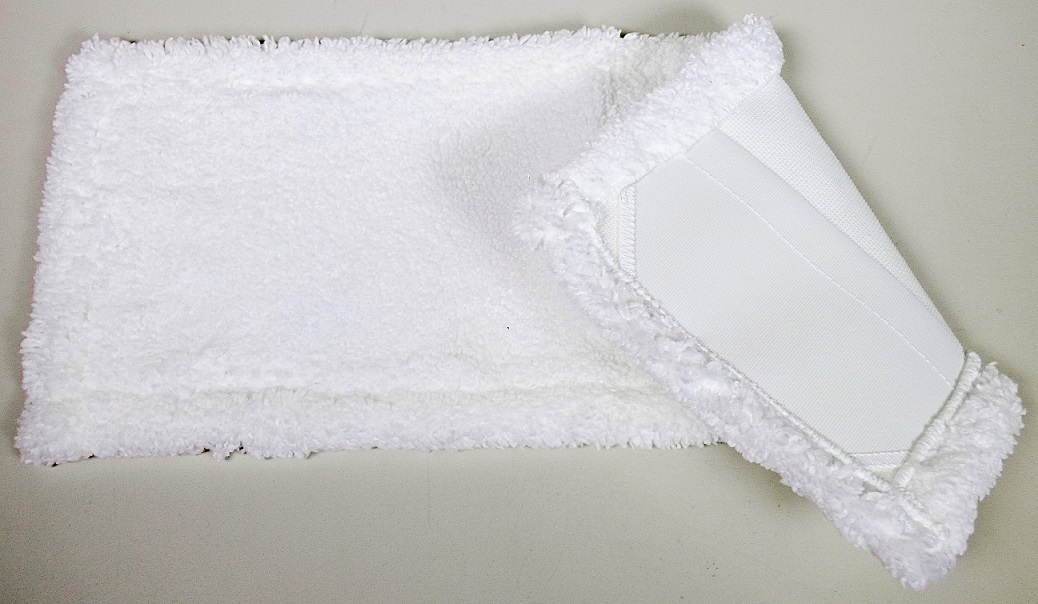 Reinigungstuch, Mikrofaser Wischmopp, Art. ST-1210 und ST-1300, Foto siehe Anlage,
- laut Antrag einzeln in einem Polybeutel (Art. ST-1210) oder lose in einem Karton verpackt
  (Art. ST-1300),
- in rechteckiger Form; mit den Abmessungen (L x B) von ca. 45 cm x 17 cm (Art. ST-1210) bzw.
  55 cm x 18 cm (Art. ST-1300),
- jeweils aus einem einfarbigen Plüschgewebe,
- auf der Unterseite zum Einspannen in einen sog. Klappmoppwischer an den beiden Schmalseiten
  mit jeweils einem aufgenähten, doppelt gearbeiteten Zuschnitt aus einfarbigen Geweben versehen;
  zusätzlich an einer Schmal- bzw. einer Längsseite mit einem im Rand eingenähten, sog. Farbsystem
  aus vier schmalen Gewebeschlaufen bzw. -streifen in unterschiedlichen Farben zur Einordnung des
  jeweiligen Einsatzgebietes,
- alle Gewebe bestehen laut Antrag aus 100 % Polyester (synthetische Chemiefasern),
- an den Rändern durch Umschlagen und Festnähen bzw. durch Überwendlichnähte gesäumt,
- durch Zusammenfügen konfektioniert,
- ohne Hinweise auf Handarbeit,
- stellt sich als separates Reinigungstuch (ohne Wischkopf-Rahmen oder eine andere Basis) dar,
  somit auch kein Mopp der Position 9603.

"Andere konfektionierte Ware (Reinigungstuch) aus Spinnstoffen, aus Geweben, nicht handgearbeitet"