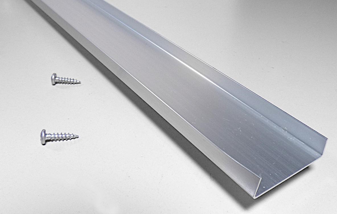 Profil aus Aluminiumlegierung

Bei der Ware handelt es sich den Angaben nach um ein U-Profil aus einer Aluminiumlegierung (EN AW-6063 T5). Die Ware hat eine Breite von 43 mm, eine Höhe von 10 mm und eine Länge von 1790 mm. Es sind keine Bohrungen, Aussparungen oder sonstigen Bearbeitungen vorhanden.
Der Ware sind zwei Blechschrauben beigelegt. Sie wird als Ersatzteil für WPC-Zäune verwendet.

Die Ware wird nach ihrer stofflichen Beschaffenheit als Profile, aus Aluminium, aus Aluminiumlegierungen, andere, Profile, in den TARIC-Code 7604 2990 90 eingereiht.