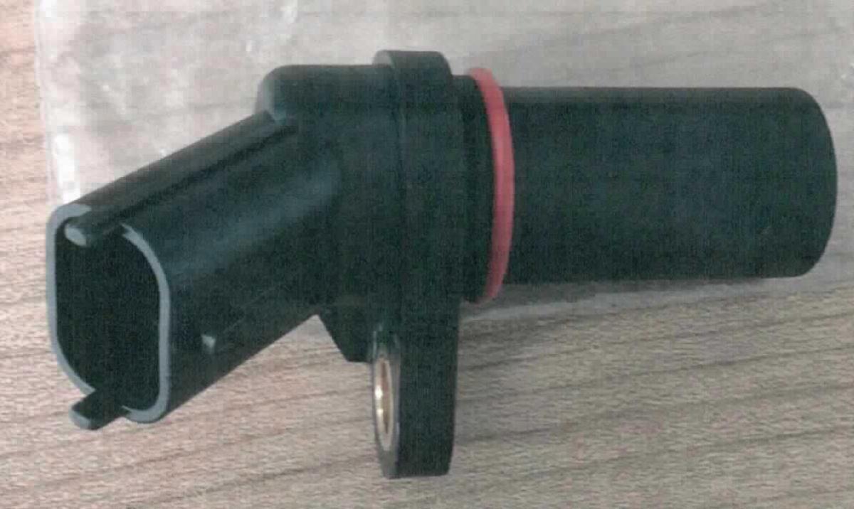 Sog. Kurbelwellensensor, im Wesentlichen bestehend aus einem speziell geformten Gehäuse mit einem zweipoligen Stecker, in dem sich ein Hall-Sensor und eine Magnetspule befinden (äußere Form: siehe Abbildung in der Anlage).
Der Kurbelwellensensor wird in einen Kfz-Motor eingebaut und ermittelt in Koordination mit einem Nockenwellensensor (nicht Gegenstand dieser vZTA-Entscheidung) die Position der Kurbelwelle. Der Sensor tastet einen rotierenden Zahnkranz ab, der sich auf der Kurbelwelle befindet. Durch die Rotation des Zahnkranzes ändert sich die Spannung. Die sich ändernde Spannung wird an das Steuergerät (ebenfalls nicht Gegenstand dieser vZTA-Entscheidung) geleitet und ausgewertet, um die Einspritzung des Kraftstoffs zu steuern.

Die Ware wird als "Gerät zum Messen oder Prüfen geometrischer Größen (Winkel), in Kapitel 90 anderweit weder genannt noch inbegriffen, nicht von den Unterpositionen (KN) 9031 1000 bis 9031 4990 erfasst" eingereiht.