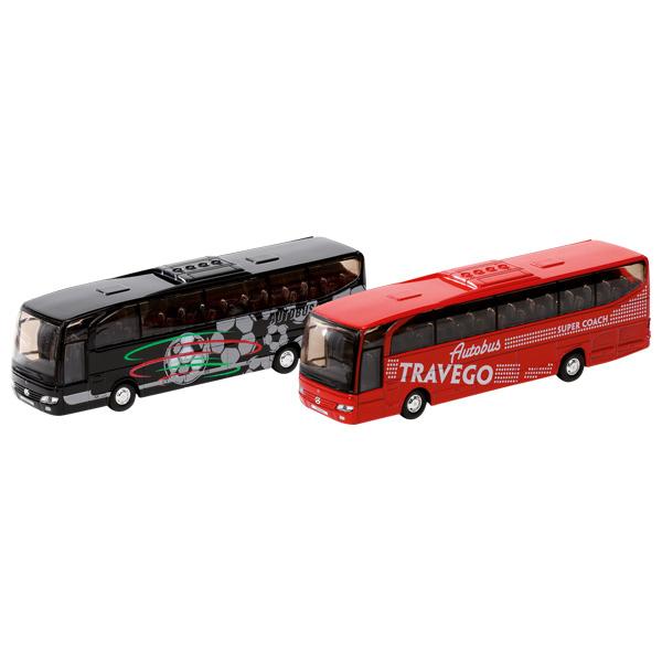 Nach den Angaben der Antragstellerin handelt es sich um ein Modell mit eingebautem Motor, sog. "Reisebus MB Travego, 2fach, 6er Display", Artikel-Nr. 12097
- im Spritzgussverfahren hergestelltes Modell eines Reisebusses MB Travego im Maßstab 1 : 60 
- in den Abmessungen von ca. 18 x 4 x 6 cm,
- mit einer Karosserie aus farbig lackierten Metall,
- mit Unterboden, Innenraum, Scheiben und Dach aus Kunststoff und Rädern aus Kunststoff
  oder Kautschuk,
- mit beweglichen Rädern und einer zu öffnenden Seitentür,
- mit einem Rückzugmotor ausgestattet,
- dient der spielerischen Unterhaltung von Kindern,
- mit einem Pappetikett versehen.
Auf Grund des äußeren Erscheinungsbildes bestimmt das Metall den Charakter der Ware, auf Grund des Umfangs der Kunststoff. Da keine der beiden Materialien den Charakter des Busses bestimmt, erfolgt die Einreihung in Anwendung der AV 3 c) in die zuletzt in Betracht kommende Unterposition der KN.
Die Ware ist zolltarifrechtlich als "anderes Modell als von den Unterpositionen (KN) 9503 0010 bis
9503 0070 erfasst, mit eingebautem Motor, nicht aus Kunststoff" einzureihen.