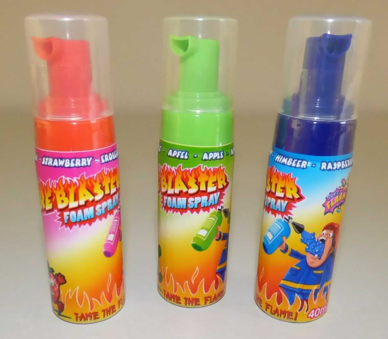 Schaum-Spray, flüssige Zuckerware in den Geschmacksrichtungen Erdbeer, Himbeer und Apfel

Beschaffenheit des vorgelegten Warenmusters:
Weiße, in bunte Folie eingeschweißte Kunststoffflasche mit einem roten, blauen bzw. grünen, abschraubbaren Pumpaufsatz und einem farblosen Kunststoffdeckel zum Aufstecken; auf der Folie aufgedruckt u. a. die Warenbezeichnung (Schaumspray), die Geschmacksrichtung (Erdbeer, Himbeer oder Apfel) und die Inhaltsmenge (40 ml).
Inhalt: Gelbliche, trübe Flüssigkeit, die bei Entnahme mittels Sprühaufsatz einen weißen, leicht gelbstichigen Schaum bildet; Geruch nach Erdbeer-, Himbeer- bzw. Apfelaroma; Geschmack sauer, süß, aromatisiert; wegen des hohen Säuregehalts nicht unmittelbar trinkbar.

Saccharose (einschließlich Invertzucker als Saccharose berechnet) oder Isoglucose (als Saccharose berechnet)*:  weniger als 65 GHT
Titrierbare Gesamtsäure, berechnet als Citronensäure*: 5 GHT oder mehr
Gehalt an Saccharose, einschließlich des Gehalts an anderen als Saccharose berechneten Zuckern (gem. ZAnm 4 zu Kap 21): 42,9° Brix 
*gemäß Antragsangaben

Lebensmittelzubereitung, anderweit weder genannt noch inbegriffen, Zuckersirup aromatisiert oder gefärbt, kein Isoglucose-, Lactose-, Glucose- oder Maltodextrinsirup, mit einem Gehalt an Saccharose (einschließlich Invertzucker als Saccharose berechnet) oder Isoglucose (als Saccharose berechnet) von weniger als 70 GHT, mit einem Gehalt an zugesetztem Rohr- oder Rübenzucker der Unterpositionen 1701 91 bis 1701 99 von weniger als 65 % des Nettogewichts.