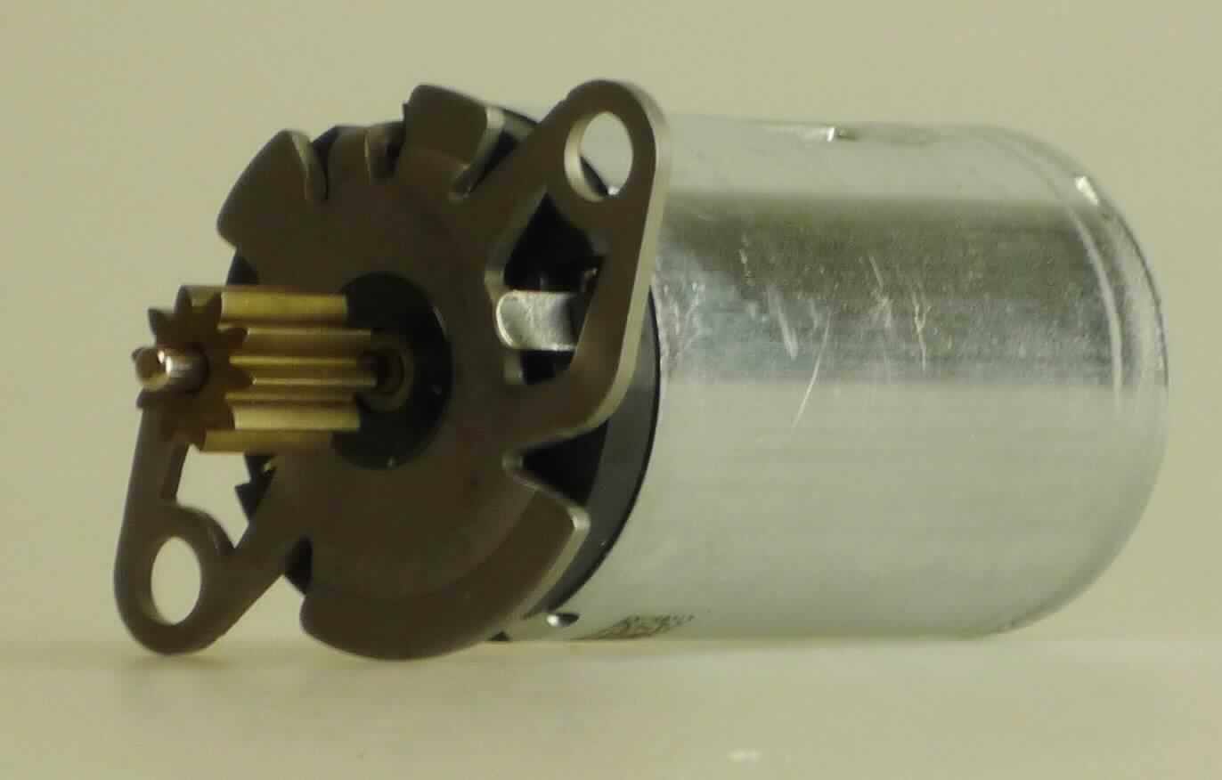 Gleichstrommotor,
Elektromotor, zylinderförmiger, permanent erregter Gleichstrommotor, in Kombination mit einem Zahnrad, der Elektromotor übt die Hauptfunktion aus,
mit einer Leistung von ca. 9 W, bei einer Versorgungsspannung von 12 VDC,
Gesamtlänge ca. 70 mm, Durchmesser ca. 28 mm, mit einer zusätzlichen Halterung in der Größe von 45 x 30 mm,
der Motor wird in ein Kraftfahrzeug eingebaut.

Der Motor ist als "Elektromotor, mit einer Leistung von 37,5 W oder weniger, kein Synchronmotor mit einer Leistung von 18 W oder weniger, Gleichstrommotor, keine Ware der TARIC-Unterpositionen 8501 1099 10 bis 8501 1099 82" einzureihen.
