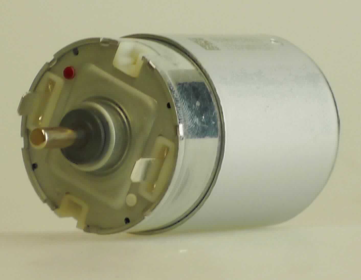 Permanenter Elektromotor, siehe Abbildung,
permanenterregter Gleichstrommotor, laut Antragstellerangaben mit einer Mehrphasenwicklung, mit einem Außendurchmesser von ca. 39,5 mm, mit einer Länge von ca. 83 mm, mit einer Drehzahl von 9450 - 10250 U/min, mit einer Leistung von ca. 110 W, mit einer Versorgungsspannung von 12 VDC, 
in einem zylinderförmigen Metallgehäuse,
zur Verwendung in Kraftfahrzeugen.

Die Ware ist als "Elektromotor, Gleichstrommotor, mit einer Leistung von 750 W oder weniger, aber mit einer Leistung von mehr als 37,5 W, keine Ware der TARIC-Unterpositionen 8501 3100 10 - 8501 3100 35, permanenterregter Gleichstrommotor mit einer Mehrphasenwicklung, mit einem Außendurchmesser von 30 mm oder mehr, jedoch nicht mehr als 80 mm, einer Drehzahl von nicht mehr als 15000 Umdrehungen pro Minute, mit einer Leistung von 45 W oder mehr, jedoch nicht mehr als 300 W und einer Versorgungsspannung von 9 V oder mehr, jedoch nicht mehr als 25 V" einzureihen.