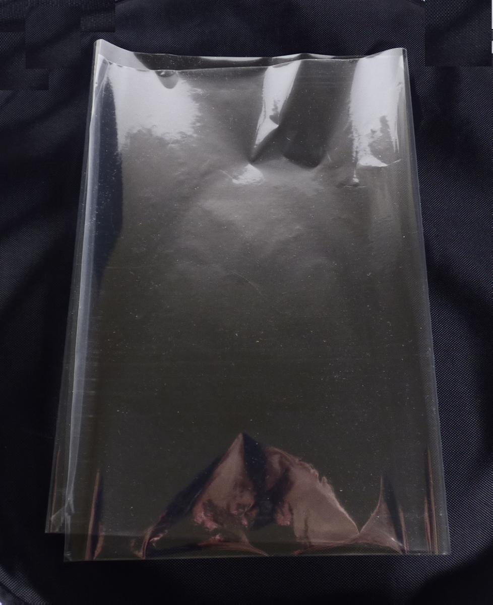 Angaben des Antragstellers:
Lebensmittelverpackungszuschnitte PP
Dicke: 13 µm; Breite: 240 mm; Länge: 360 mm
Material: Polypropylen

Feststellungen an einem Warenmuster:
Es wurden mehrere rechteckige, farblose, transparente, glänzende Folien aus Polypropylen vorgelegt. Die Folien sind ca. 12 µm dick. Aufgrund der hohen Zugfestigkeit wird unterstellt, dass die Folien biaxial orientiert sind.

Befund:
Es handelt sich um Folien aus Polymeren des Propylens im Sinne der Unterposition (KN) 3920 2021.