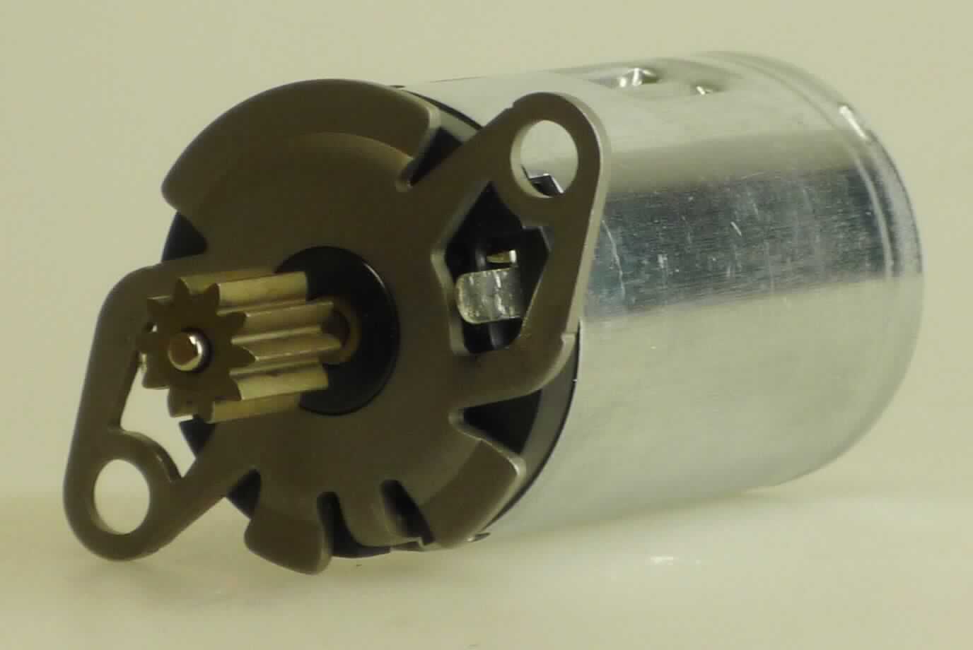 Gleichstrommotor,
Elektromotor, zylinderförmiger, permanent erregter Gleichstrommotor, in Kombination mit einem Zahnrad, der Elektromotor übt die Hauptfunktion aus,
mit einer Leistung von ca. 18 W, bei einer Versorgungsspannung von 12 VDC,
Gesamtlänge ca. 71,5 mm, Durchmesser ca. 28 mm, mit einer zusätzlichen Halterung in der Größe von 45 x 30 mm,
der Motor wird in ein Kraftfahrzeug eingebaut.

Der Motor ist als "Elektromotor, mit einer Leistung von 37,5 W oder weniger, kein Synchronmotor mit einer Leistung von 18 W oder weniger, Gleichstrommotor, keine Ware der TARIC-Unterpositionen 8501 1099 10 bis 8501 1099 82" einzureihen.