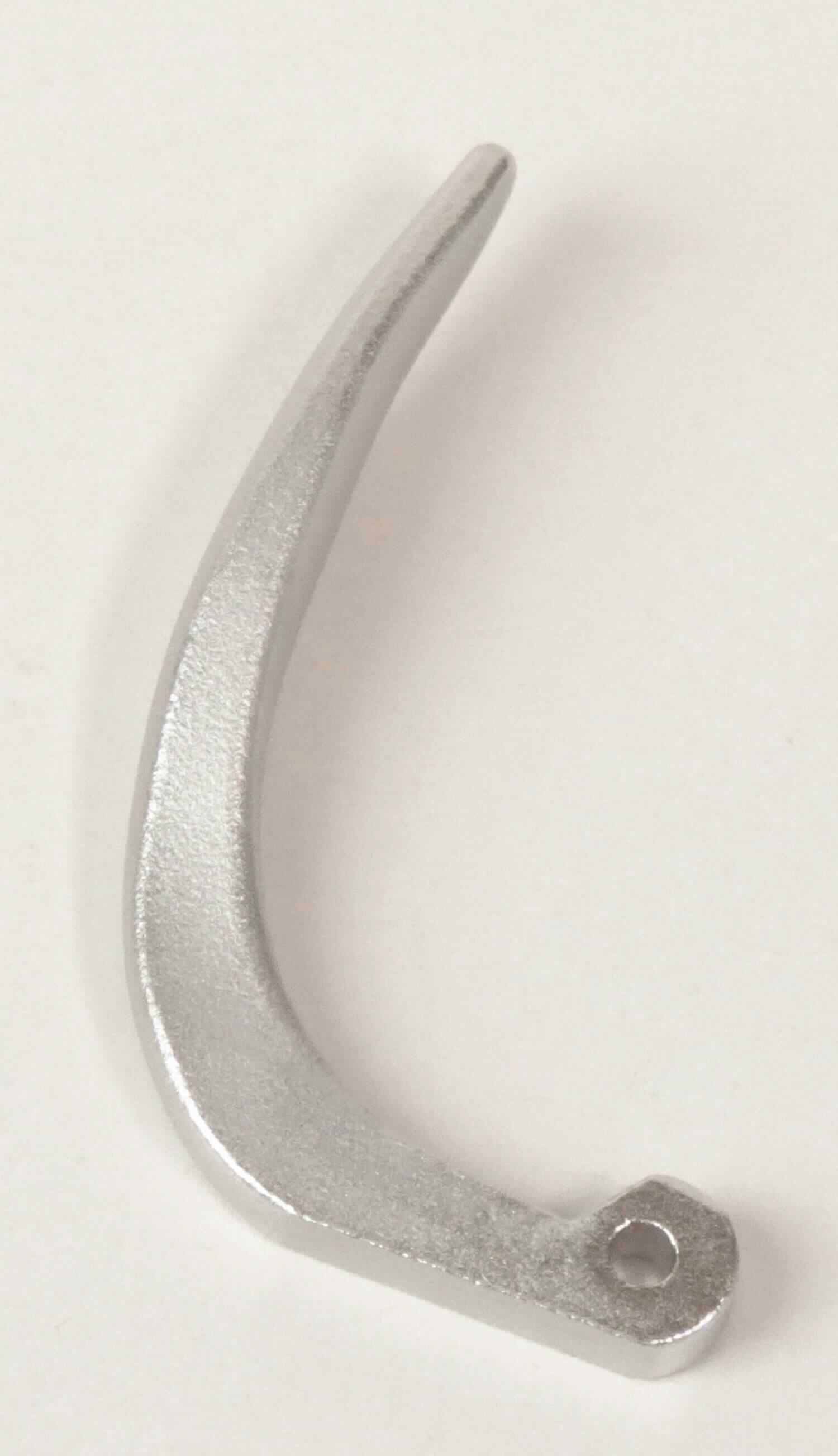 Hebel aus Stahlguss

Bei der Ware handelt es sich um ein annähernd L-förmiges metallisches Erzeugnis mit einer Bohrung an der kurzen Seite (Artikel AHE-05-R). Das Erzeugnis dient als Teil (Hebel) von Kupplungsstücken / Druckluftwerkzeugen (z.B. Abblasepistole). Nach den Angaben besteht das Erzeugnis aus nicht rostendem Stahl (1.4308) und wird im Wachsausschmelzverfahren hergestellt. 

Derartige Erzeugnisse sind als "andere Waren aus Stahl, gegossen" in den TARIC-Code 7325 9990 90 einzureihen.