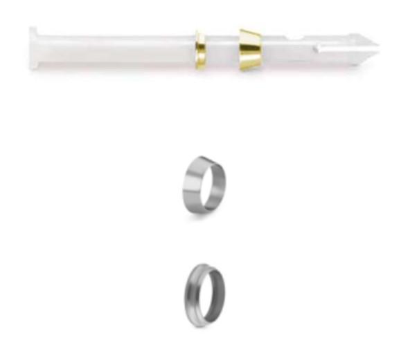 Es handelt sich um sog. Klemmringsätze, im Wesentlichen bestehend aus einem sog. vorderen Klemmring in Form eines konischen zulaufenden Rings aus einer Kupfer-Zink-Legierung mit gewichtsmäßig vorherrschendem Kupfergehalt (Messing) sowie einem ebenfalls aus Messing gefertigten sog. hinteren Klemmring, einem ringförmigen Erzeugnis mit abgestufter Außenseite. Die Klemmringe werden auf Rohrverschraubungen und Ventilen mit Rohrendanschlüssen verwendet. Insgesamt 10 Klemmringsätze sind gemeinsam auf einem Kunststoffstift zu Aufbewahrungszwecken aufgezogen.
- Angaben lt. Antragsteller-

Derartige Erzeugnisse sind als "andere (als von den Codenummern 7419 1000 10 0 bis 7419 9990 91 0 erfasste) Waren aus Kupfer" in die Codenummer 7419 9990 99 0 des Zolltarifs einzureihen.

Abbildung siehe Anlage.