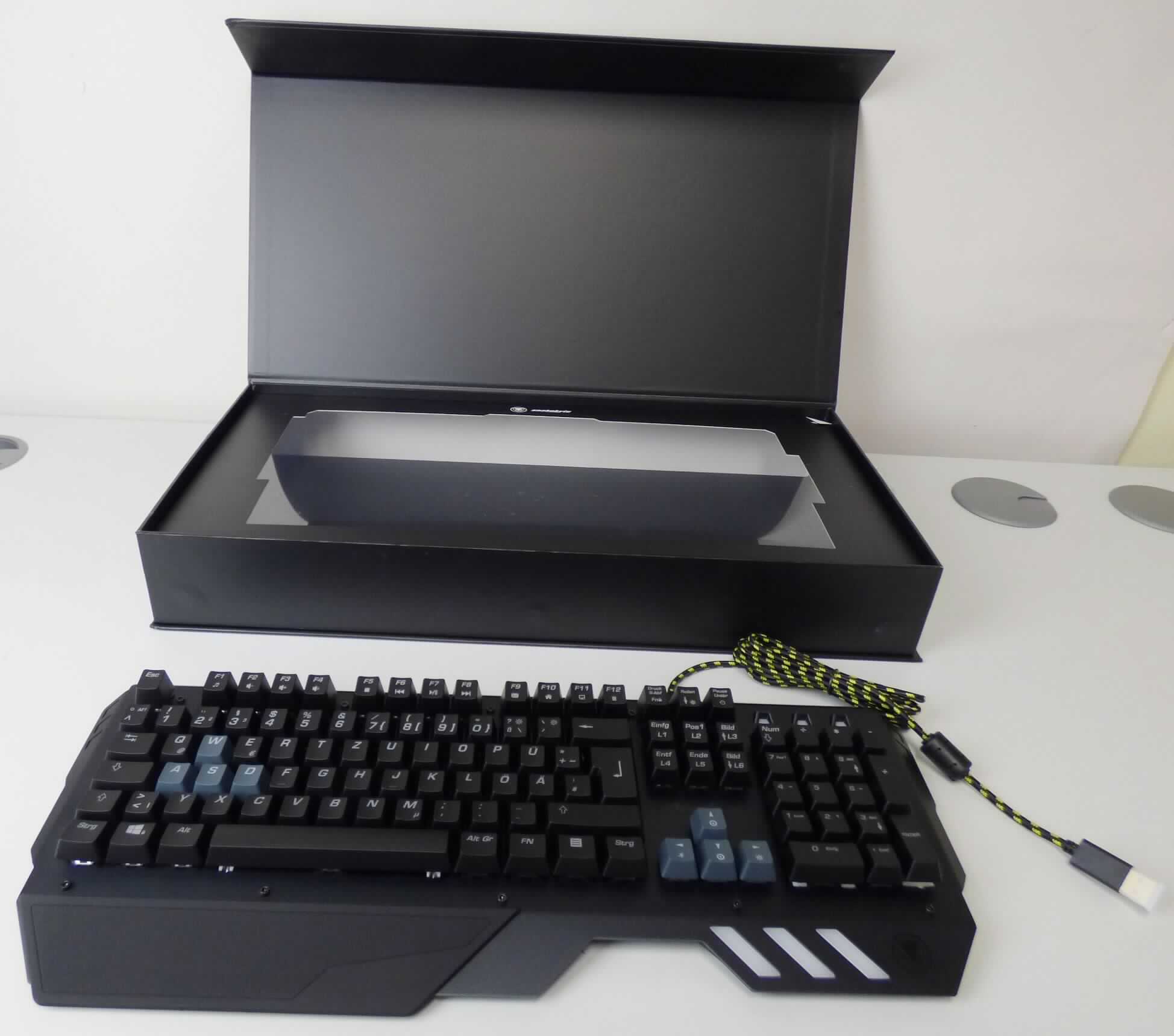 Mechanische Tastatur, sog. snakebyte Key:Board Ultra (SB909795), im Wesentlichen bestehend aus einer mit aktiven und passiven Bauelementen bestückten, gedruckten Schaltung mit Leiterbahnenmatrix in einem ca. 49 x 19 x 4 cm großen Gehäuse mit Deckplatte aus Aluminium sowie mit Funktions-, Cursorsteuer- und alphanumerischen Tasten, welche jeweils aus einem Schalter und einer Feder in einem Gehäuse mit Tastenkappe bestehen.
Das Gerät ist über ein fest angebrachtes Kabel mit USB-Stecker unmittelbar an die Zentraleinheit einer automatischen Datenverarbeitungsmaschine anschließbar und in der Lage, Daten in einer vom System verwendbaren Form zu liefern.
Das Erzeugnis ist einem Karton verpackt.

Die Ware wird als "Eingabeeinheit für automatische Datenverarbeitungsmaschinen, Tastatur" eingereiht.

Anlage: 1 Abbildung
