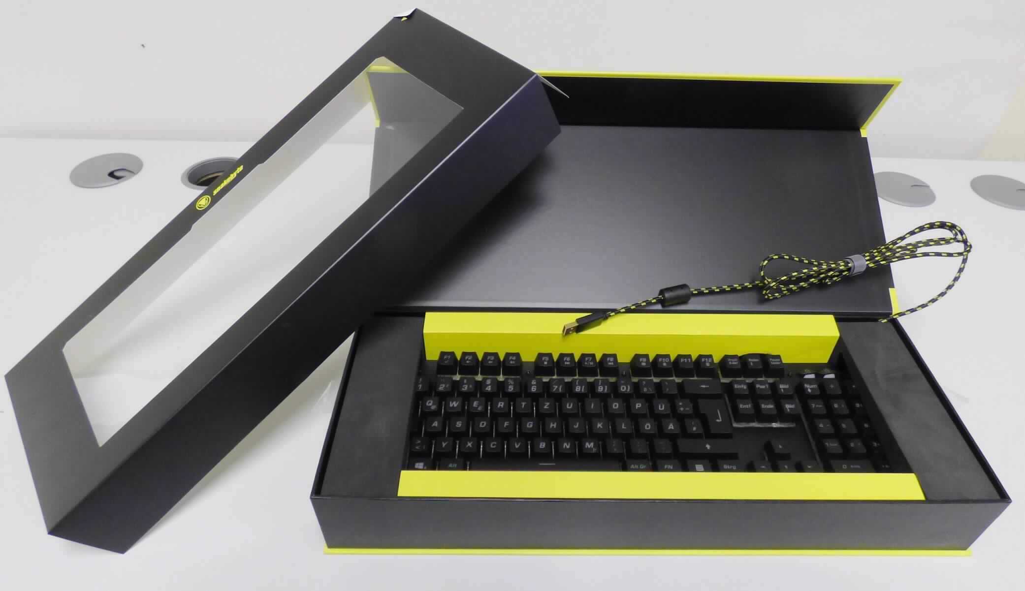 Tastatur, sog. snakebyte Key:Board Pro (SB909764), im Wesentlichen bestehend aus einer mit aktiven und passiven Bauelementen bestückten, gedruckten Schaltung mit Leiterbahnenmatrix sowie einer flexiblen Schaltmatte mit Kontaktpunkten in einem ca. 43 x 4 x 14 cm großen Gehäuse mit Deckplatte aus Aluminium sowie Funktions-, Cursorsteuer- und alphanumerischen Tasten.
Das Gerät ist über ein fest angebrachtes Kabel mit USB-Stecker unmittelbar an die Zentraleinheit einer automatischen Datenverarbeitungsmaschine anschließbar und in der Lage, Daten in einer vom System verwendbaren Form zu liefern.
Das Erzeugnis ist einem Karton verpackt.

Die Ware wird als "Eingabeeinheit für automatische Datenverarbeitungsmaschinen, Tastatur" eingereiht.

Anlage: 1 Abbildung