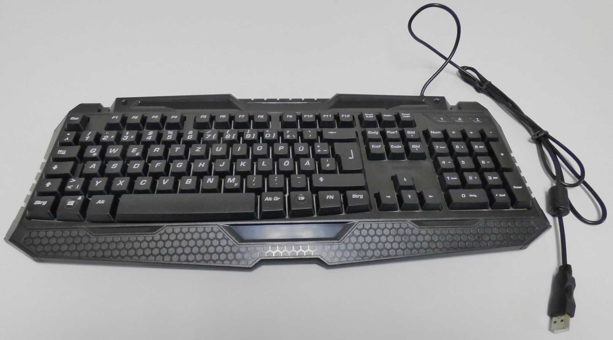 Tastatur, sog. snakebyte Key:Board (SB909726), im Wesentlichen bestehend aus einer mit aktiven und passiven Bauelementen bestückten, gedruckten Schaltung mit Leiterbahnenmatrix sowie einer flexiblen Schaltmatte mit Kontaktpunkten in einem ca. 46 x 3 x 18,5 cm großen Kunststoffgehäuse mit Funktions-, Cursorsteuer- und alphanumerischen Tasten.
Das Gerät ist über ein fest angebrachtes Kabel mit USB-Stecker unmittelbar an die Zentraleinheit einer automatischen Datenverarbeitungsmaschine anschließbar und in der Lage, Daten in einer vom System verwendbaren Form zu liefern.
Das Erzeugnis ist einem Karton verpackt.

Die Ware wird als "Eingabeeinheit für automatische Datenverarbeitungsmaschinen, Tastatur" eingereiht.

Anlage: 1 Abbildung