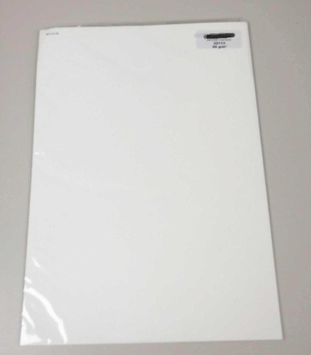 Es handelt sich um ungestrichenes, satiniertes Papier aus Sulfatzellstoff (Nadelholzzellstoff), ohne Fasern, die in einem mechanischen oder chemisch-mechanischen Aufbereitungsverfahren gewonnen wurden. Das Papier hat ein Quadratmetergewicht von 80 g und einen Aschegehalt von mehr als 8 GHT. Es wird in Rollen mit einer Breite von 183 bzw. 207 cm eingeführt und wird als Druckträger in der Holzwerkstoffindustrie verwendet.
 
Abbildung siehe Anlage.

Derartige Waren gehören als "andere Papiere, weder gestrichen noch überzogen, von der Art, wie sie als Schreibpapiere, Druckpapiere oder als Papiere zu anderen grafischen Zwecken verwendet werden, nicht perforiert, in Rollen, jeder Größe, ausgenommen Papiere der Position 4801 oder 4803, ohne Gehalt an Fasern, in einem mechanischen oder chemisch-mechanischen Aufbereitungsverfahren gewonnen, in Rollen, mit einem Quadratmetergewicht von 80 g oder mehr" zur Unterposition 4802 55 90 der Kombinierten Nomenklatur.