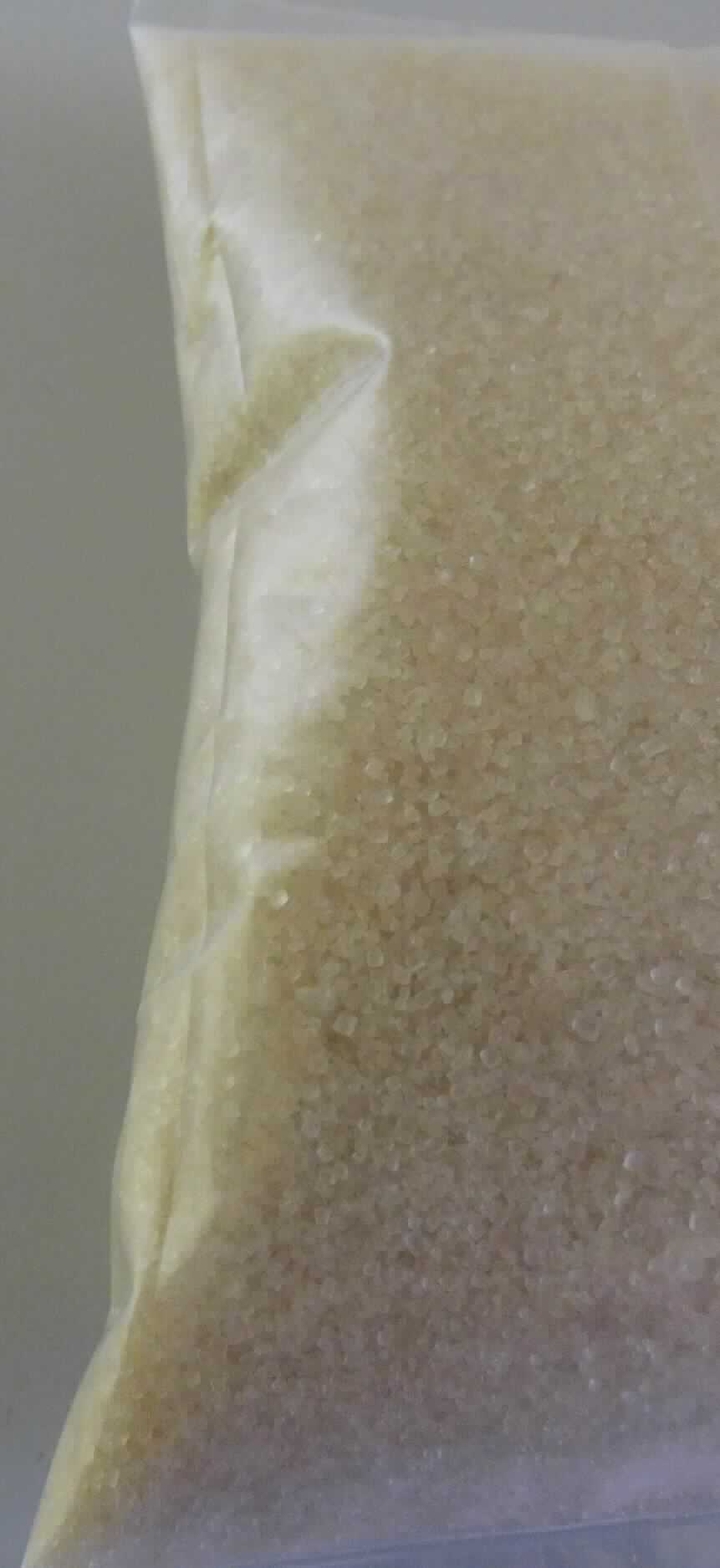Anderer Rohrzucker, fest; Rohrzucker mit Kartoffelstärke

Bei der vorgelegten Ware handelt es sich gemäß den Antragsangaben um Rohrohrzucker mit Zusatz eines geringen Anteils Kartoffelstärke. Die Ware stellt sich als beigefarbenes, fein kristallines Pulver dar und wird in Großgebinden zu je 25 kg gehandelt.

Die Ware ist als Rohrzucker, anders als Weißzucker in die Unterposition 1701 9990 der Kombinierten Nomenklatur einzureihen.