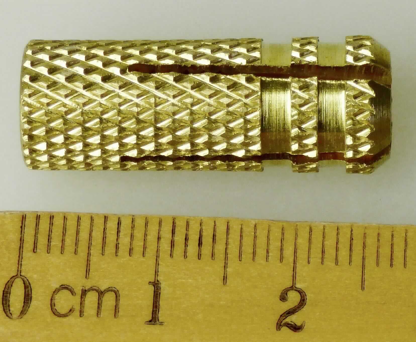 Es handelt sich um hohlzylindrische Erzeugnisse aus einer Kupfer-Zink-Legierung mit gewichtsmäßig vorherrschendem Kupfergehalt (Messing), die außen mit einem Rautenmuster und an einem Ende mit zwei umlaufenden Nuten sowie vier kreuzförmig angeordneten Spreizschlitzen versehen sind. Die Waren weisen ein metrisches Innengewinde (M8) auf und dienen zusammen mit Schrauben (nicht Gegenstand dieser vZTA) der Befestigung von z. B. Geländerkonstruktionen. Dazu werden sie in ein Bohrloch eingesteckt, durch Eindrehen der Schraube aufgespreizt und gegen die Bohrlochwand verspannt.
Abmessungen: Gesamtlänge: ca. 27,9 mm, Durchmesser: ca. 10 mm
- Antragstellerangaben -

Abbildung siehe Anlage.

Derartige Erzeugnisse gehören als "Muttern aus Kupfer, mit Gewinde" zum TARIC-Code 7415 3300 00.
