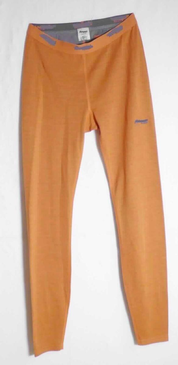 Unterhose, sog. Akeleie Lady Tights Skiunterhose, Artikel 1867, Größe M, Foto siehe Anlage,
- aus ca. 0,8 mm dicken, buntgewirkten Doppelgewirken aus laut Antrag Polyester (synthetische Chemiefasern;
  gewichtsmäßig vorherrschend) und Merinowolle (somit keine Ware der Unterposition 6108 29),
- in der Taille abschließend, mit einem angesetzten, ca. 3 cm breiten, elastischen Taillenbund,
- ohne Eingriff, ohne Öffnung und ohne Verschluss,
- ohne Hinweise auf den Trägerkreis (unisex),
- im Schrittbereich mit Zwickel,
- an den Beininnenseiten mit Flachnähten gearbeitet,
- mit knöchellangen Hosenbeinen; an den Beinabschlüssen durch Umschlagen und Festnähen gesäumt.

"Unterhose, aus Gewirken, für Frauen, aus Chemiefasern"