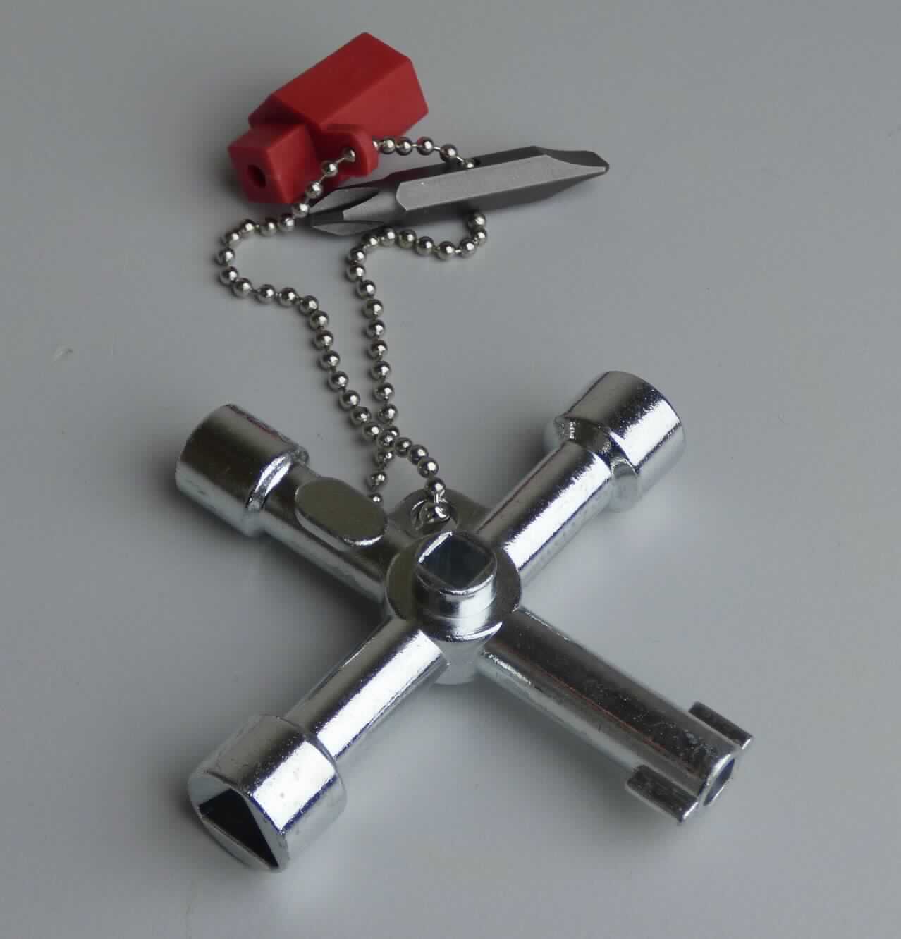 Es handelt sich um vollständig aus unedlem Metall gefertigte Erzeugnisse (sog. Universal-Schaltschrank-Schlüssel) in Form zweier kreuzförmig angeordneter, zylindrischer Streben mit verdickten Enden, die viereckige, dreieckige bzw. kreisrunde Vertiefungen aufweisen. Die Waren dienen als Spezialschlüssel z. B. für Schaltschränke und Klappen im öffentlichen Bereich. Der Mittelpunkt der Erzeugnisse ist an einer Seite erhaben gearbeitet und mit einem Innenvierkant versehen, sodass er zur Entlüftung von Heizkörpern verwendet werden kann. 
Die Waren sind gemeinsam mit einer Kette, einem Schraubendrehereinsatz und einem passenden Adapter aus Kunststoff zur Anbringung des Einsatzes an dem Schlüssel in einer Klarsichtverpackung mit Einleger aufgemacht.

Der Universal-Schaltschrank-Schlüssel bestimmt aufgrund des Wertes, des Umfangs und der Bedeutung für die Verwendung den Charakter der Warenzusammenstellung. Er ist als Ware mit verschiedenen Funktionen in Anwendung der AV 3 c) in die letztgenannte der in Betracht kommenden Positionen 8204 (Entlüftungsschlüssel) und 8301 (Spezialschlüssel) einzureihen. 

Abbildung siehe Anlage.

Derartige Erzeugnisse gehören als "Schlüssel aus unedlen Metallen, gesondert gestellt, für Schlösser zum Schließen mit Schlüssel, aus unedlen Metallen" zum TARIC-Code 8301 7000 00.