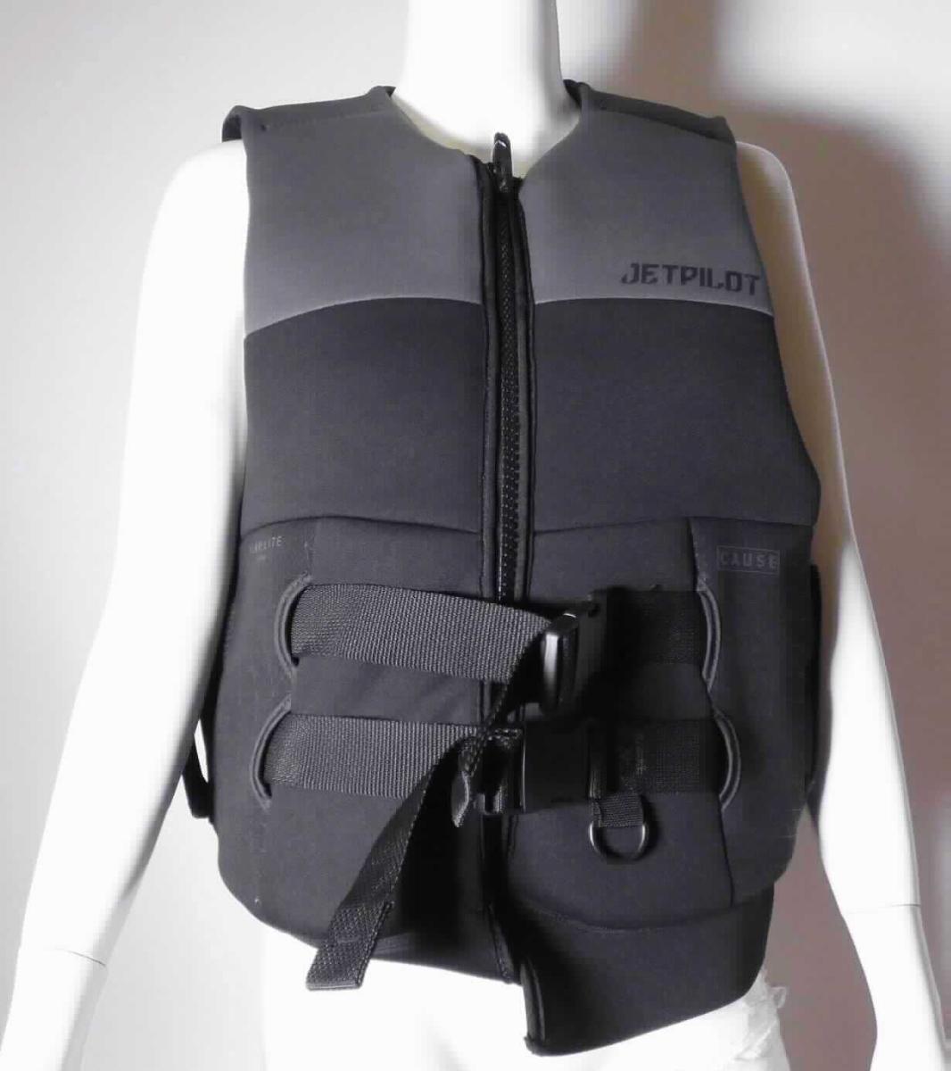Weste, sog. Schwimmweste aus Neopren, Art. 1902204, Größe L, Foto siehe Anlage,
- doppelt gearbeitet, mit einer Außen- und Innenseite aus dreilagigen Flächenerzeugnissen der Position 5906 mit 
  einer Außenlage aus bedruckten bzw. verschiedenen einfarbigen Gewirken und einer Innenlage aus einfarbigen 
  Gewirken aus Spinnstoffen sowie einer Zwischenlage aus augenscheinlich Zellkautschuk (laut Antrag: Neopren),
  mit einem Quadratmetergewicht von weniger als 1500 Gramm; die Gewirke sind u. a. beidseitig aufgebracht und 
  dienen damit nicht nur der Verstärkung, 
- über die Taille reichend (Rückenlänge: 66 cm), 
- ärmellos, mit weiten Armausschnitten,
- vorn mit einer durchgehenden Öffnung mit Reißverschluss; in Taillenhöhe mit Gurtbändern aus Geweben mit 
  Klickverschlüssen aus Kunststoff ausgestattet, an den Seiten zusätzlich mit sog. Haltegriffen versehen,
- an allen Rändern mit einer Einfassung aus Gewirken, 
- beide Vorderteile und das Rückenteil mit eingenähten, ca. 1,5 cm dicken Auftriebskörpern aus Schaumkunststoff 
  ausgestattet,
- dient laut Antrag als Schwimmhilfe mit einem Auftrieb von mindestens 50 N für geübte Schwimmer, nicht zum 
  Schutz gegen das Ertrinken, 
- entspricht laut Antrag der Europäischen Norm (EN) 12402-5 für Schwimmhilfen und erfüllt damit nicht die nach 
  der Europäischen Norm (EN) 395 geforderten Voraussetzungen für eine ohnmachtssichere Schwimmweste 
  (Rettungsweste), somit keine Ware der Position 6307,
- im Hinblick auf den Umfang und das äußere Erscheinungsbild bestimmen die Gewirke der Position 5906
  gegenüber dem Kunststoff den Charakter der Ware.

"Kleidung aus Gewirken der Position 5906"