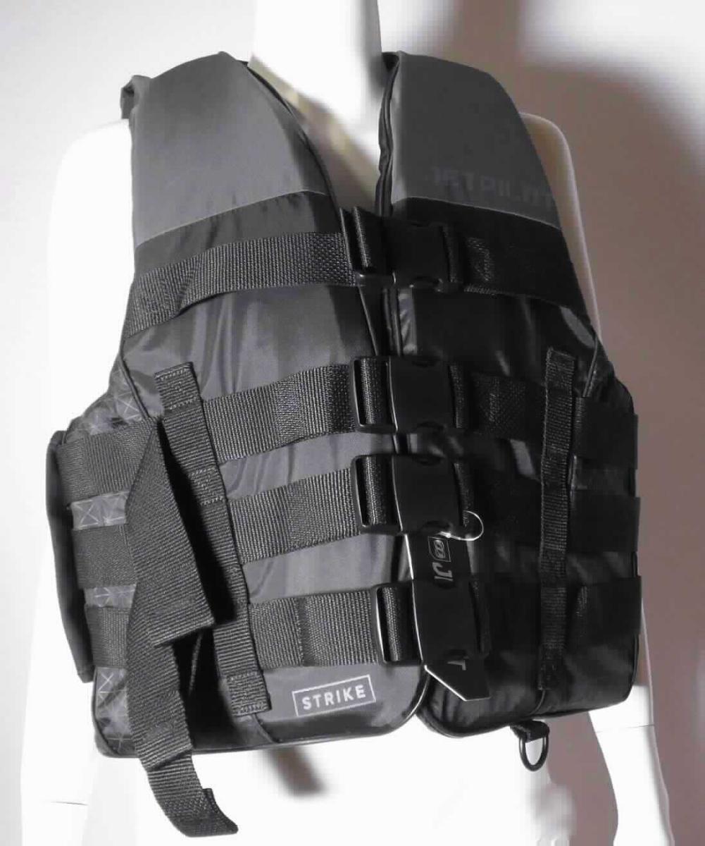 Weste, sog. Schwimmweste aus Nylon, Art. 1902504, Größe L/XL, Foto siehe Anlage,
- doppelt gearbeitet, mit einer Außen- und Innenseite aus ca. 0,3 mm dicken, bedruckten bzw. verschiedenen 
  einfarbigen Geweben aus laut Antrag Nylon (synthetische Chemiefasern), 
- über die Taille reichend (Rückenlänge: 55 cm), 
- ärmellos, mit weiten Armausschnitten,
- vorn mit einer durchgehenden Öffnung; mit vier längenverstellbaren Gurtbändern aus Geweben mit Klickver-
  schlüssen aus Kunststoff ausgestattet, ohne Hinweis auf den Trägerkreis (unisex), an den Seiten zusätzlich 
  mit sog. Haltegriffen versehen,
- am unteren Rand und entlang der Öffnung mit einer Paspelierung versehen, 
- beide Vorderteile und das Rückenteil mit eingenähten, bis zu 3,5 cm dicken Auftriebskörpern aus Schaum-
  kunststoff ausgestattet,
- dient laut Antrag als Schwimmhilfe mit einem Auftrieb von mindestens 50 N für geübte Schwimmer, nicht zum 
  Schutz gegen das Ertrinken, 
- entspricht laut Antrag der Europäischen Norm (EN) 12402-5 für Schwimmhilfen und erfüllt damit nicht die nach 
  der Europäischen Norm (EN) 395 geforderten Voraussetzungen für eine ohnmachtssichere Schwimmweste 
  (Rettungsweste), somit keine Ware der Position 6307,
- im Hinblick auf den Umfang und das äußere Erscheinungsbild bestimmen die Gewebe gegenüber dem Kunststoff
  den Charakter der Ware.

"Andere Kleidung (Weste), aus Geweben, für Frauen, aus Chemiefasern, keine Arbeits- und Berufskleidung"