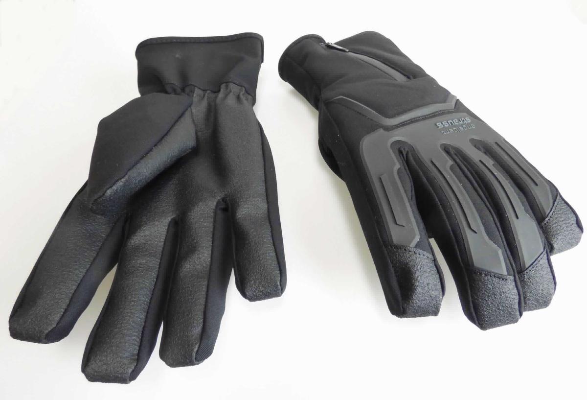 Fingerhandschuhe, sog. e.s Winterhandschuhe Proteus Ice, A3-Art. 7646009, Foto siehe Anlage,
- laut Antrag:
-- in einer Pappschachtel mit Sichtfenster verpackt,
-- als Fünffingerhandschuhe gearbeitet,
-- Handinnenseite, Fingerinnenseiten und Fingerkuppen aus einfarbigen, einseitig (Außenseite) mit einer geprägten 
   Kunststofffolie (kein Zellkunststoff) versehenen Gewirken der Position 5903 aus Spinnstoffen,
-- Handaußenseite, Fingeraußenseiten (mit Ausnahme der Fingerkuppen) und Fingerzwischenräume aus einfarbigen,
   einseitig (Innenseite) mit einer Kunststofffolie (kein Zellkunststoff) versehenen Geweben der Position 5903 aus 
   Spinnstoffen,
-- auf dem Handrücken und den Fingeraußenseiten mit aufgebrachten Protektoren aus augenscheinlich Kunststoff,
-- durchgehend mehrlagig gefüttert,
-- auf der Handinnenseite im Bereich des Handgelenks mit einem Gummizug ausgestattet,
-- im Bereich der Stulpe mit einem Reißverschluss zu verengen,
-- am unteren Rand mit einer Randeinfassung aus Geweben,
-- dient als Arbeitshandschuh,
- im Hinblick auf den Umfang herrschen die Gewebe gegenüber den Gewirken vor, im Hinblick auf die 
  Verwendung als Arbeitshandschuhe sind die Gewirke der Innenhand entscheidend, somit verleiht keines der 
  beiden Flächenerzeugnisse der Ware ihren wesentlichen Charakter; sie ist daher der von den gleichermaßen in 
  Betracht kommenden Positionen (6116 und 6216) in der Nomenklatur zuletzt genannten zuzuweisen.

"Fingerhandschuhe aus Geweben"