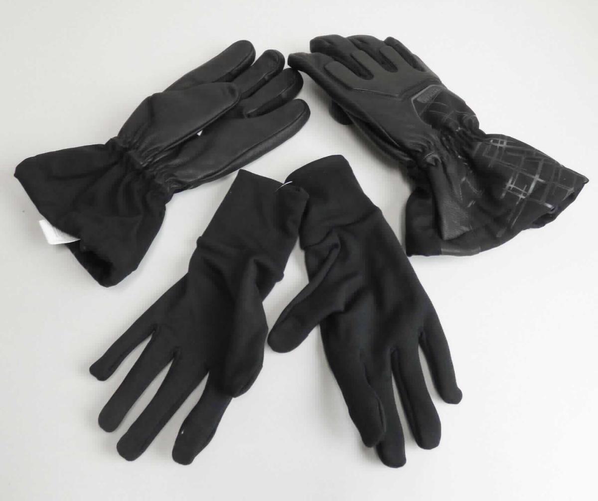 Warenzusammenstellung, bestehend aus Bekleidungszubehör aus Leder (ein Paar Handschuhe) und
einem Paar Handschuhe aus Gewirken, sog. e. s. Winterhandschuhe Cupid Ice (A3-Art. 7646109),
Foto siehe Anlage,
- gemeinsam verpackt in einem bedruckten Pappkarton mit einem Fenster aus klarsichtigen Kunststofffolien
  in Aufmachung für den Einzelverkauf,
- zur Befriedigung eines speziellen Bedarfs zusammengestellt (individueller Kälteschutz; beide Paare
  können ineinander getragen werden),
- Bekleidungszubehör aus Leder (Außenhandschuhe):
- - als Fünffingerhandschuhe gearbeitet,
- - an der Innenhand, dem Daumen, vollständig im Bereich der Fingerkuppen, an den Handkanten, 
    im Bereich der Außenhand und im Bereich der Stulpe aus Leder (laut Antrag Ziegenleder),
- - im Bereich des Handrückens, an den Innenseiten der Finger und im Bereich der Stulpe aus Geweben
    aus Spinnstoffen,
- - das Leder verleiht dem Handschuh nach dem Umfang und aufgrund seiner Bedeutung in Bezug auf die
    Verwendung den wesentlichen Charakter,
- - mit einem Innenfutter,
- - in Höhe des Handgelenks mit einem eingenähten, elastischen Band,
- - am äußeren Rand der Stulpe mit einem elastischen Tunnelzug mit Feststellvorrichtung,
- - ohne funktionelle Merkmale von Spezialsporthandschuhen und von Schutzhandschuhen,
- Handschuhe aus Gewirken (Innenhandschuhe):
- - als Fünffingerhandschuhe gearbeitet,
- - aus ca. 2,0 mm dicken, einfarbigen, einseitig (innen) gerauten Gewirken aus Spinnstoffen,
- - an der Stulpe aus doppelt gearbeiteten Gewirken aus Spinnstoffen,
- die Außenhandschuhe aus Leder verleihen der Warenzusammenstellung im Hinblick auf den Umfang
  und ihrer Bedeutung in Bezug auf die Verwendung den wesentlichen Charakter.

"Bekleidungszubehör aus Leder, Fingerhandschuhe, andere als Spezialsporthandschuhe, 
 andere als Schutzhandschuhe für alle Berufe"