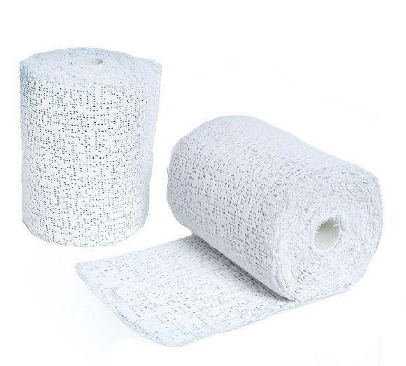 Gipsbinde zu medizinischen oder chirurgischen Zwecken.

Bei der Ware handelt es sich um Gipsbinden, die in einem etikettierten Kunststoffbeutel verpackt und für den Einzelverkauf zu medizinischen Zwecken aufgemacht sind. Bei den aufgerollten Erzeugnissen handelt es sich um tauchfertige Gipsbinden aus Baumwolle mit Gipsmasse. Sie werden u. a. zur Herstellung von Gipsverbänden verwendet. Die Binden werden in verschiedenen Breiten (s. Feld 8) gehandelt.

Bei der Ware handelt es sich um Binden, in Aufmachung für den Einzelverkauf zu medizinischen oder chirurgischen Zwecken, die in die Unterposition 3005 9099 der Kombinierten Nomenklatur einzureihen sind.