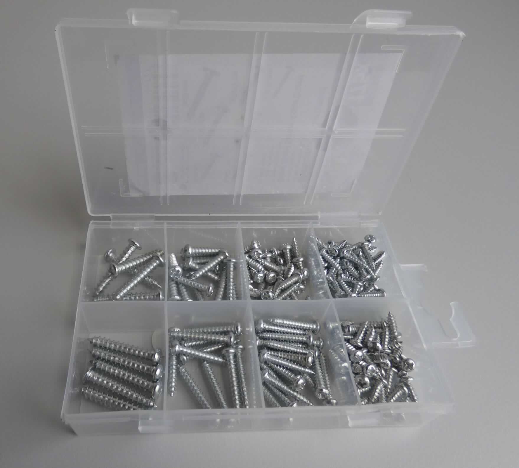 Es handelt sich um aus Stahl (kein nicht rostender Stahl) gefertigte Schrauben mit linsenförmigem Kopf mit Kreuzschlitz und mit einem bis zum Kopf reichenden, selbstformenden Gewinde (Blechschraubengewinde). Das Gewindeende ist zu einer Spitze ausgearbeitet. 
Die Erzeugnisse sind zu insgesamt 175 Stück in verschiedenen Größen in einer mehrfach unterteilten Kunststoffbox mit Klappdeckel verpackt.
Länge: zwischen 10 und 30 mm.
- Antragstellerangaben -

Abbildung siehe Anlage.

Derartige Erzeugnisse gehören als "andere gewindeformende Schrauben (Blechschrauben) aus Stahl (kein nicht rostender Stahl)" zum TARIC-Code 7318 1491 90.