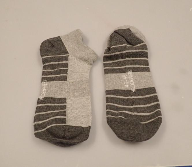 Socken, sog. Sneaker Sport-Socken, Größe 43 bis 46, Foto siehe Anlage,
- laut Antrag in verschiedenen Ausführungen (Größen, Farben und Set-Zusammenstellungen), die Ware
  wird durch einen Pappkarton mit 10 Socken in der Farbe Grau veranschaulicht,
- aus bis zu ca. 1,7 mm dicken, buntgewirkten, unterschiedlich strukturierten Gewirken aus laut Antrag 
  80 % Baumwolle sowie 14 % Polyester, 4 % Polyamid und 2 % Elasthan (alle drei synthetische Chemie-
  fasern),
- schlauchförmig abgepasst gewirkt (u. a. somit konfektioniert),
- mit ausgearbeiteter Ferse,
- am oberen bis zu ca. 2,5 cm breiten, elastischen Rand doppelt gearbeitet, 
- im Bereich der Fußsohle mit eingewirkter Größe und Firmenlogo versehen,
- knapp die Knöchel bedeckend, nicht über die Waden reichend.

"Socken, aus Gewirken, aus Baumwolle"