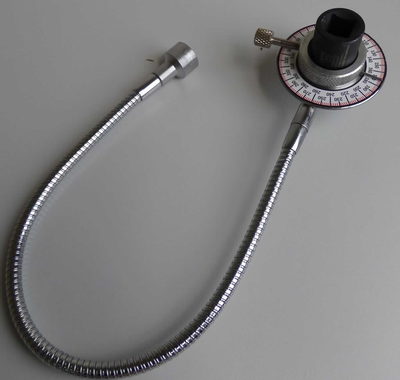 Sog. Drehwinkelmessgerät, im Wesentlichen bestehend aus einem 360° Winkelmesser mit Magnetarm und 12,5 (1/2") Innen-4-Kant und Feststellschraube. Mit Hilfe der Feststellschraube kann der gewünschte Winkel vorgewählt werden und eine Schraube mit Hilfe eines Schraubenschlüssels (nicht Gegenstand dieser vZTA-Entscheidung) entsprechend verstellt werden. Der Magnetarm wird zur Erdung in spannungsgeladenen Bereichen verwendet.
Die Ware dient dem winkelgenauen Verstellen von Schrauben in einem Arbeitsgang.
Eine Einreihung in die Position 9017 kommt nicht in Betracht, da die Winkelmessung nicht von Hand durchgeführt wird.
Die Ware ist in einem Blister verpackt.

Zur äußeren Form siehe Abbildung in der Anlage.

Die Ware wird als "Gerät zum Messen geometrischer Größen (Winkel), in Kapitel 90 anderweit weder genannt noch inbegriffen, anderes als von Unterpositionen (KN) 9031 1000 bis 9031 4990 erfasst" eingereiht.