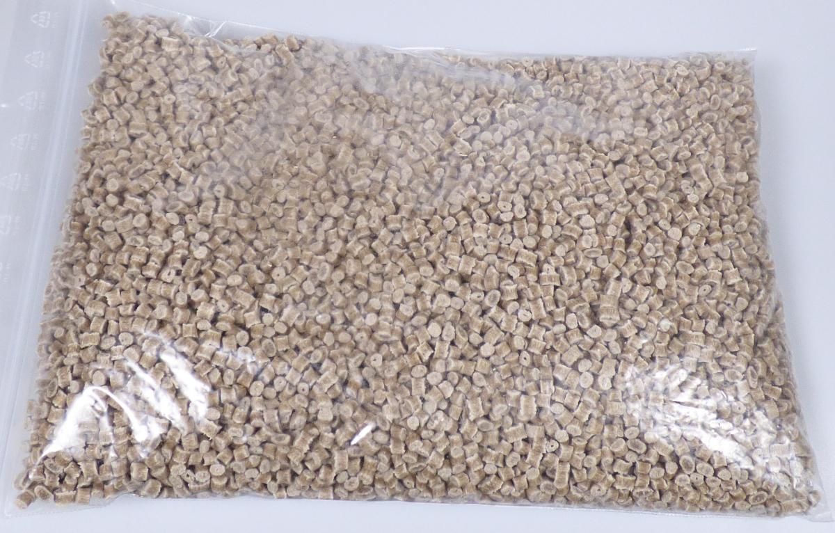 Angaben des Antragstellers:
Compound auf Basis von Polypropylen gefüllt mit Naturfasern
Verwendungszweck: Verarbeitung im Spritzgussverfahren

Feststellungen an einem Warenmuster:
Graubraunes Granulat aus Polypropylen mit eingeschlossenen Naturfasern (z.B. Holzfasern)

Befund:
Polypropylen in Primärformen