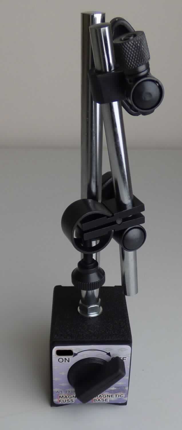 Magnethalterung für eine Messuhr, im Wesentlichen bestehend aus einem quaderförmigen Standfuß (ca. 50 x 65 x 57 mm) mit einem zuschaltbaren Magneten sowie einem zweiteiligen Gestänge mit verschiedenen Schraub- und Klemmvorrichtungen (siehe Abbildung in der Anlage). Die Ware dient der Aufnahme einer Messuhr (nicht Gegenstand dieser vZTA-Entscheidung) während der Messung. Durch die genaue Ausrichtung der Messuhr können bessere Messergebnisse erzielt werden.

Zur äußeren Form, siehe Foto im Anhang.

Die Ware wird als "Zubehör, erkennbar hauptsächlich bestimmt für ein nichtelektronisches Gerät zum Messen oder Prüfen geometrischer Größen, in Kapitel 90 anderweit weder genannt noch inbegriffen" eingereiht.