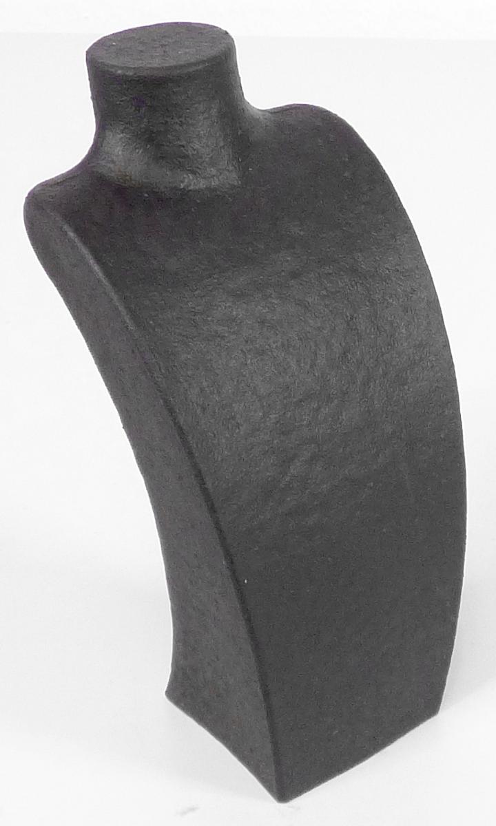 Bei der Ware handelt es sich um die Nachbildung einer menschlichen Brustpartie mit Halsansatz (Büste), bestehend aus einem ca. 18 x 9 x 6 cm (H x B x T) großen Korpus aus Pappmaschee.
Die Ware dient hauptsächlich der Präsentation von Schmuckwaren, z. B. in Verkaufsräumen sowie Schaufenstern. 

Das verpackte Erzeugnis ist als "schaufensterpuppenähnliche Ware" einzureihen.