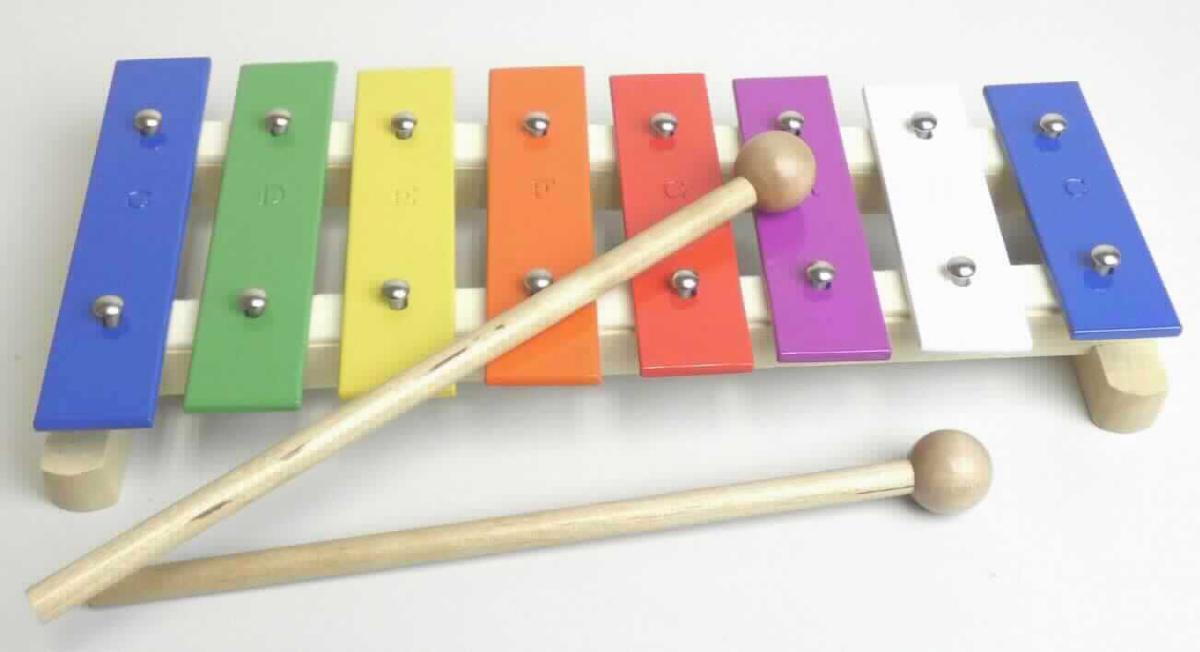 Bei der als " Art. 61959 - Xylophon, 8 Töne" bezeichneten Ware handelt es sich um ein ca. 26,5 x 13 x 3,5 cm (L x B x H) großes Metallophon (sog. Glockenspiel) mit zwei Klöppeln aus Holz. Das Glockenspiel besteht aus einem Rahmen aus Holz und acht darauf mit Metallnägeln befestigten und mit Filzstreifen unterlegten, unterschiedlich gestimmten und verschiedenfarbigen Metallstäben. Durch das Anschlagen der Metallstäbe mit den Klöppeln werden diese zum Schwingen gebracht und die Töne erzeugt.

Die in einem buntbedruckten Pappkarton verpackte Ware ist als "Schlaginstrument" einzureihen.