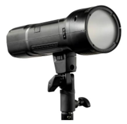 Studio-Akkublitz Mover 200 TTL, Artikelnummer 23332, in Form einer Warenzusammenstellung in Aufmachung für den Einzelverkauf, im Wesentlichen bestehend aus
- dem charakterbestimmenden, mit LI-Ionen-Akkumulator betriebenen Blitzlichtgerät (Maße: 230 L x 85 B x 76 H mm; 900 g), mit HSS-Modus(High Speed Sync-Modus) zum Abfeuern sehr vieler Blitze hintereinander, TTL(through the lens)-Blitzlichtmessung, Gebläse zur Kühlung, LED-Einstelllicht, Bedienpanel und Digital-Display,  2,4 GHz Empfänger mit 32 Kanälen und 5 Gruppen für optionalen Funkauslöser (nicht beigefügt) sowie
- einem Netzkabel (1 m Länge), 
- einem Akkumulator-Ladegerät
- einem neigbarer Spigotadapter
- eine für die dauerhafte Aufbewahrung passend hergerichtete Transporttasche.
Die Blitzleuchte dient dem Ausleuchten von Motiven, aufgrund der kompakten Größe besonders gut geeignet für on "Location Shootings" und Anwendung unterwegs.
Alle Bestandteile sind gemeinsam mit einer Bedienungsanleitung in einem farbig bedruckten Karton verpackt.
Zur äußeren Form: siehe Abbildung in der Anlage.

Die Ware wird als "Blitzlichtgerät für fotografische Zwecke mit Entladungslampe (Elektronenblitzgeräte)" eingereiht.