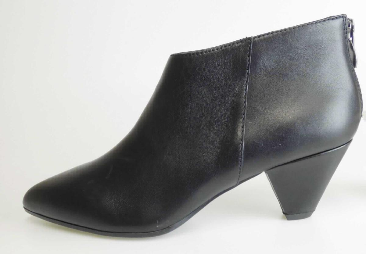 Stiefel (lt. Antrag: "Straßenschuh für Frauen", Größe 37, Foto siehe Anlage)
- mit Laufsohlen aus (lt. Antrag) Kunststoff; ohne Hauptsohle aus Holz,
- mit Oberteil aus Leder,
- hinten mit Reißverschluss,
- ohne Metallschutz in der Vorderkappe, 
- den Knöchel, jedoch nicht die Wade bedeckend,
- mit einer Länge der Innensohle von ca. 25,6 cm,
- mit Absatz,
- als Frauenschuh erkennbar.

"Schuhe mit Laufsohlen aus Kunststoff und Oberteil aus Leder, andere als in den Unterpositionen 6403 1200 
 bis 6403 5999 genannte, den Knöchel, jedoch nicht die Wade bedeckend, andere als in den Unterpositionen 
 6403 9105 bis 6403 9111 genannte, für Frauen"